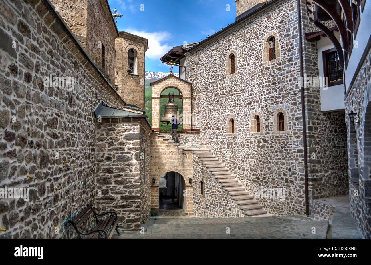 Mura di pietra e campana del monastero di San Jovan Bigorski in Macedonia. Il monastero fu costruito nel 11 ° secolo e distrutto poche volte, poi restaurato. Foto Stock
