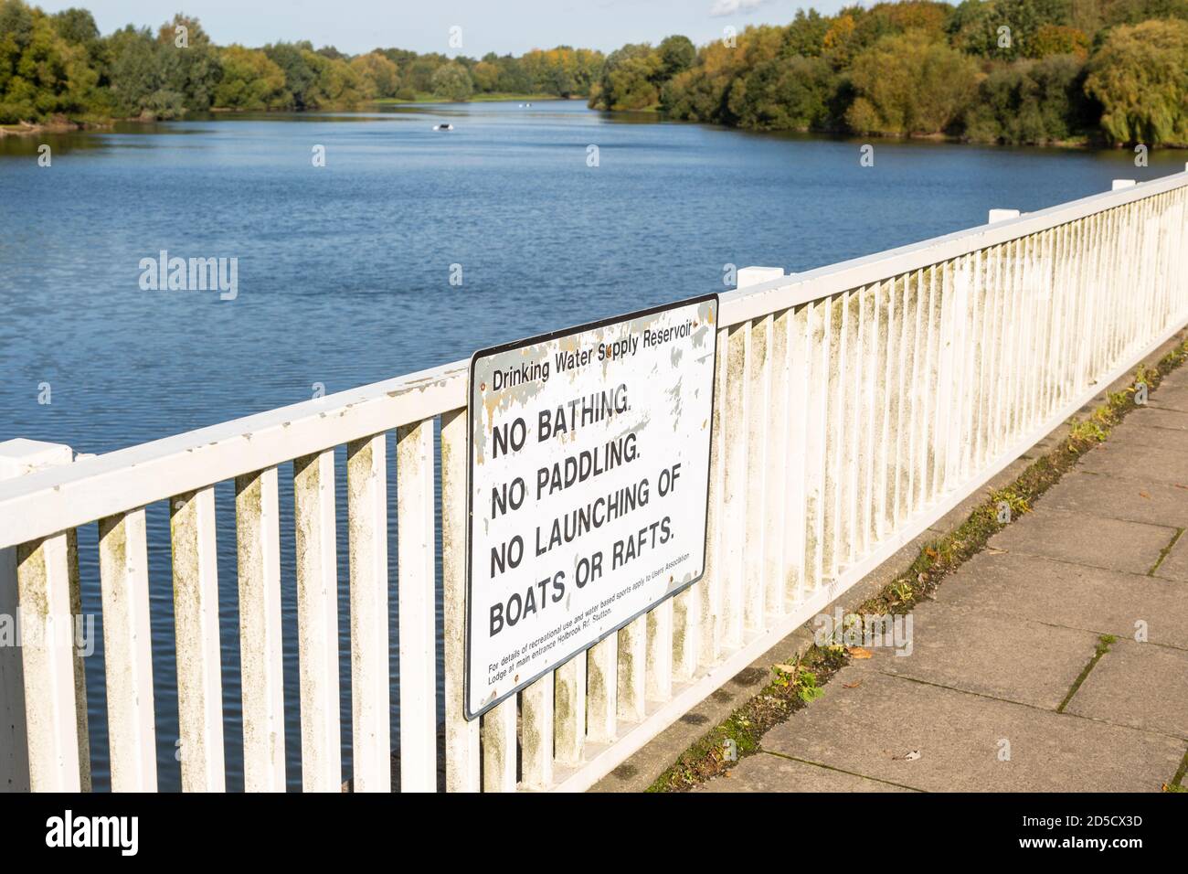 Lago d'acqua di Alton, Tattingstone, Suffolk, Inghilterra, Regno Unito regola circa l'uso del serbatoio di approvvigionamento di acqua potabile Foto Stock