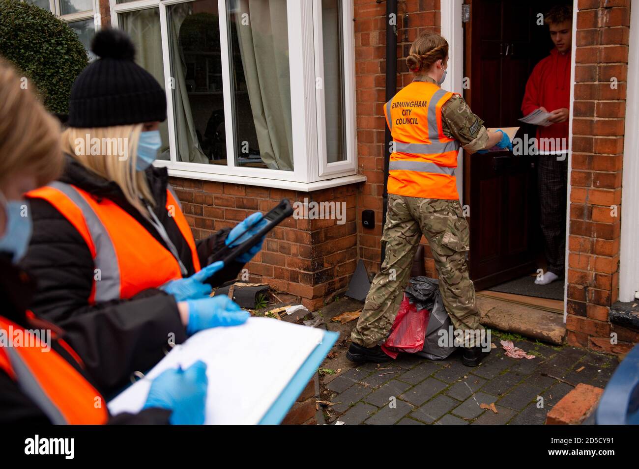 Il personale RAF di Selly Oak, vicino all'Università di Birmingham, assiste con la distribuzione dei test del Coronavirus "Drop and Collect" del City Council di Birmingham, mentre l'autorità locale cerca di arginare l'aumento dei casi nella zona. Foto Stock