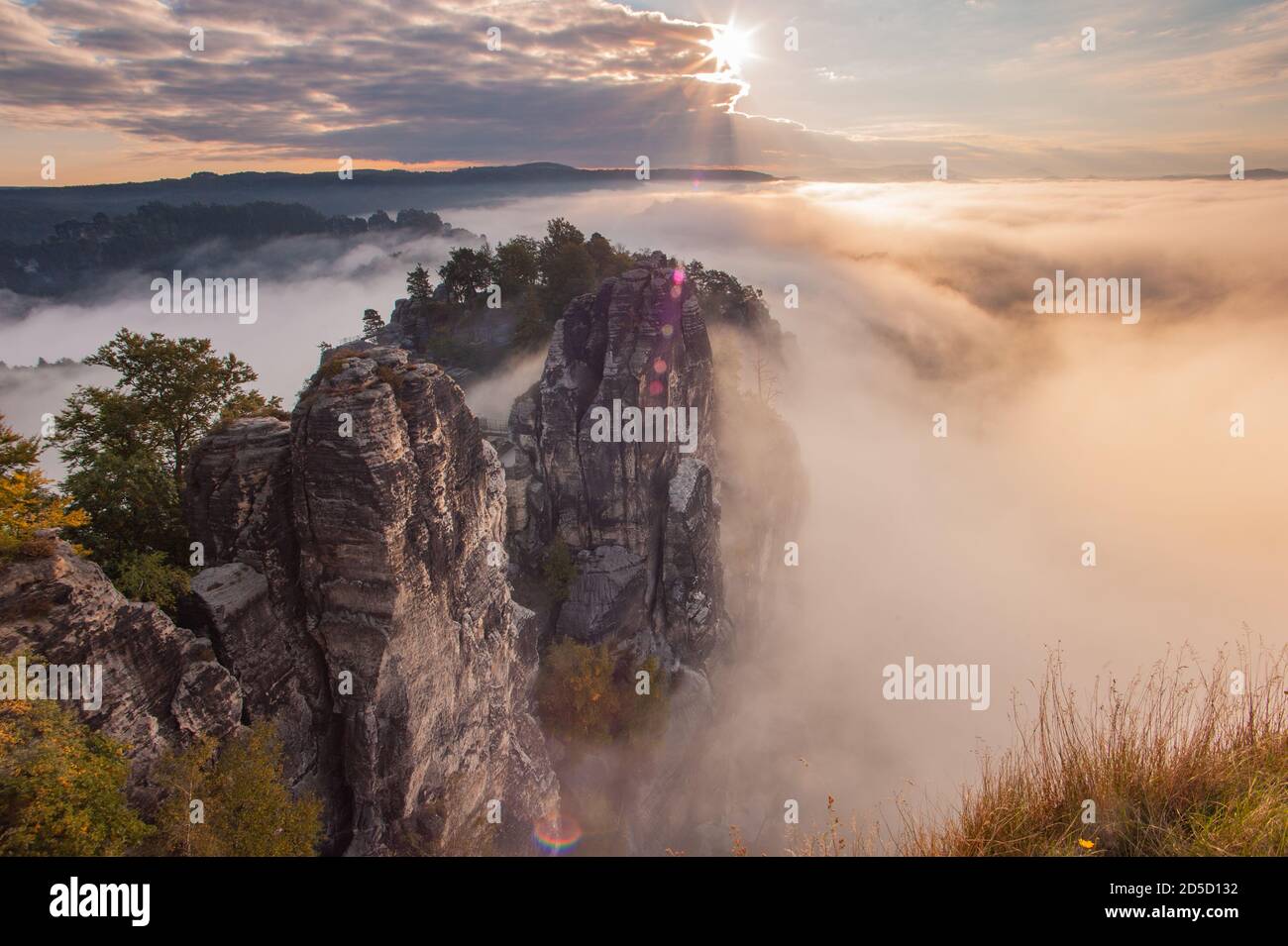 "Come una nave nel mare foggoso" Vista panoramica da La piattaforma dei Bastei in Svizzera sassone durante il alba Foto Stock