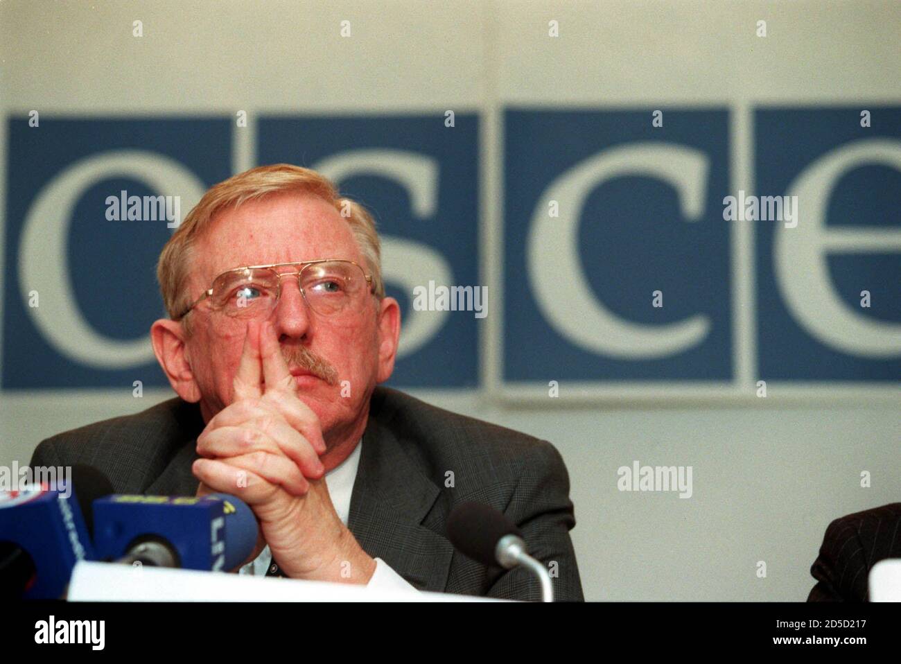 Il capo della missione di verifica del Kosovo dell'OSCE, ambasciatore  William Graham Walker, ascolta le domande dei giornalisti durante una  conferenza stampa dell'ottobre 22. Walker ha detto che sarebbe stato  difficile per