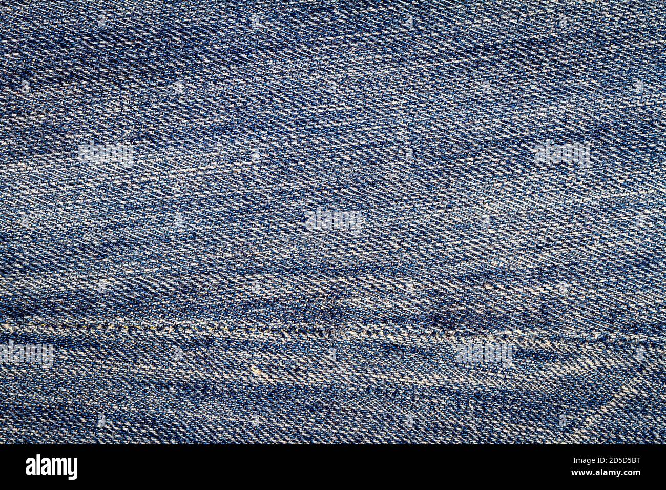 Texture jeans blu. Tessuto di fondo in denim con cuciture. Foto Stock