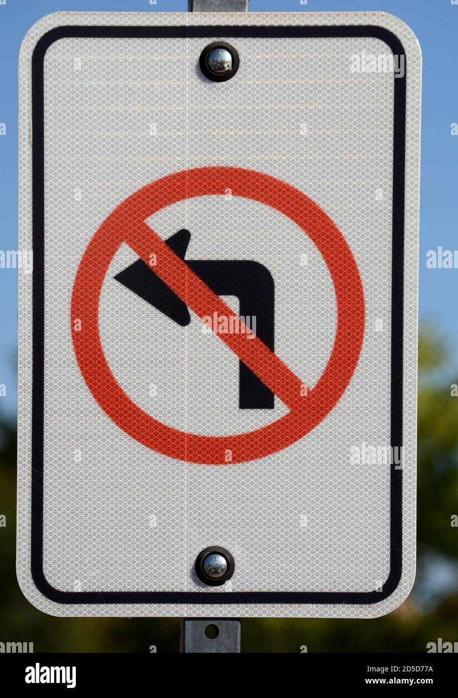 Un cartello stradale negli Stati Uniti informa gli automobilisti che non è consentito girare a sinistra in questo incrocio. Foto Stock