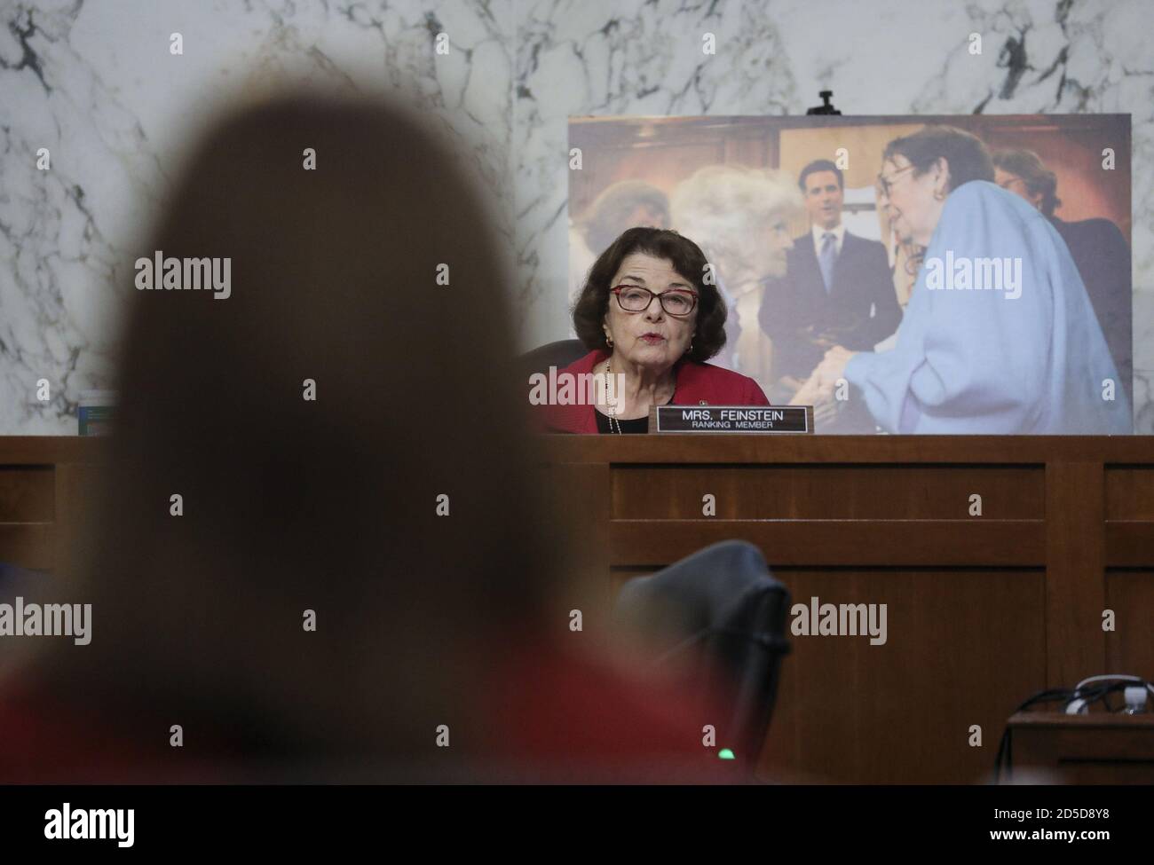 Washington, Stati Uniti. 13 ottobre 2020. La senatrice Dianne Feinstein, una democratica della California e membro di classifica del Comitato giudiziario del Senato, interviene durante l'audizione di conferma per il giudice nominato dalla Corte Suprema Amy Coney Barrett su Capitol Hill a Washington, DC, martedì 13 ottobre 2020. Te foto dietro di lei sono persone che possono perdere la loro assicurazione sanitaria se l'ACA è abrogato. Se confermato, Barrett sostituirà Justice Ruth Bader Ginsburg, morto il mese scorso. Foto della piscina di Leah Millis/UPI Credit: UPI/Alamy Live News Foto Stock