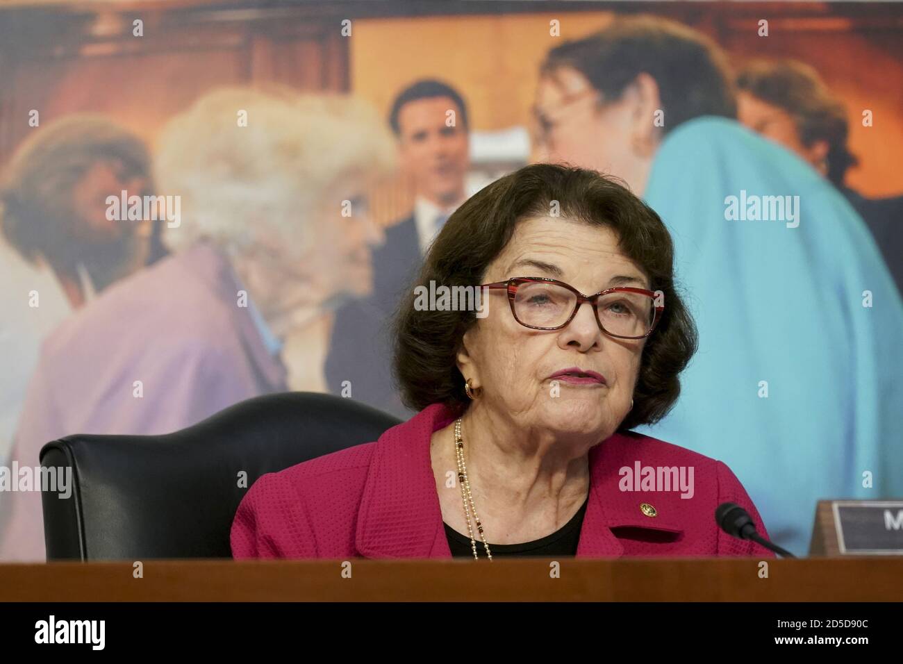 Washington, Stati Uniti. 13 ottobre 2020. La senatrice Dianne Feinstein, una democratica della California e membro di classifica del Comitato giudiziario del Senato, interviene durante l'audizione di conferma per il giudice nominato dalla Corte Suprema Amy Coney Barrett su Capitol Hill a Washington, DC, martedì 13 ottobre 2020. Te foto dietro di lei sono persone che possono perdere la loro assicurazione sanitaria se l'ACA è abrogato. Se confermato, Barrett sostituirà Justice Ruth Bader Ginsburg, morto il mese scorso. Foto in piscina di Stefani Reynolds/UPI Credit: UPI/Alamy Live News Foto Stock