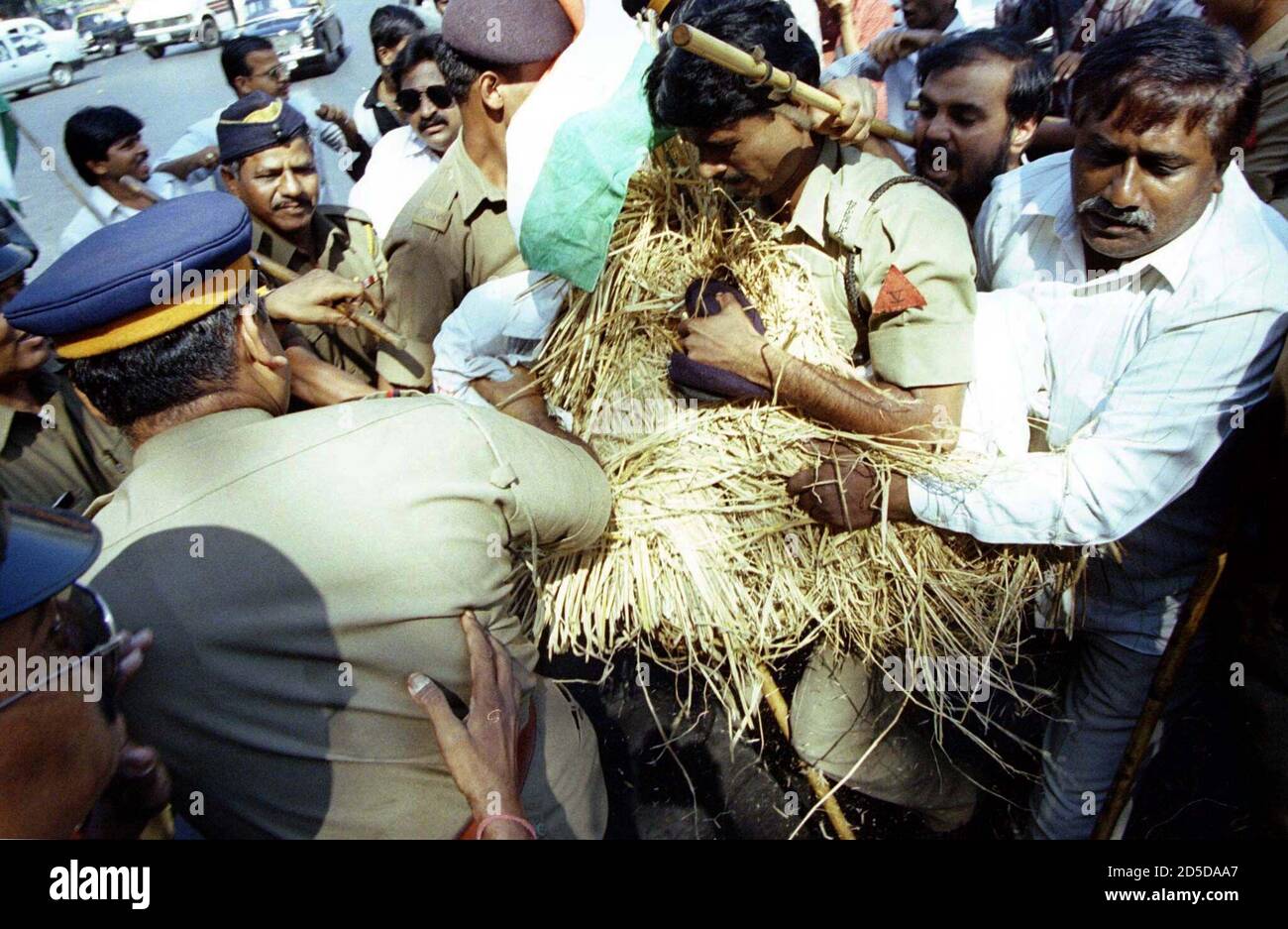 Gli attivisti del Partito del Congresso di Bombay sono fermati dalla polizia dal bruciare un effigie di K. Karunanidhi, leader del partito sudindiano Dravida Munnetra Kazhagam (DMK) novembre 25. Il Congresso accusa la DMK di essere legata all'omicidio dell'ex Premier Rajiv Gandhi. POLITICA INDIANA Foto Stock