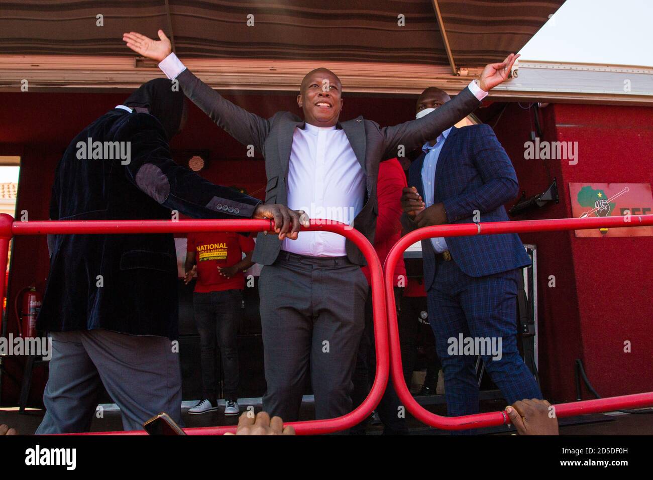 Johannesburg Sud Africa 13 ottobre 2020. Julius Malema saluta i suoi sostenitori dalla parte Randburg Magistrates Court Julius Malema e il deputato del partito Mbuyiseni Ndlozi in tribunale, i due presumibilmente aggredito un poliziotto. Credit: Thabo Jaiyesimi/Alamy Live News Foto Stock