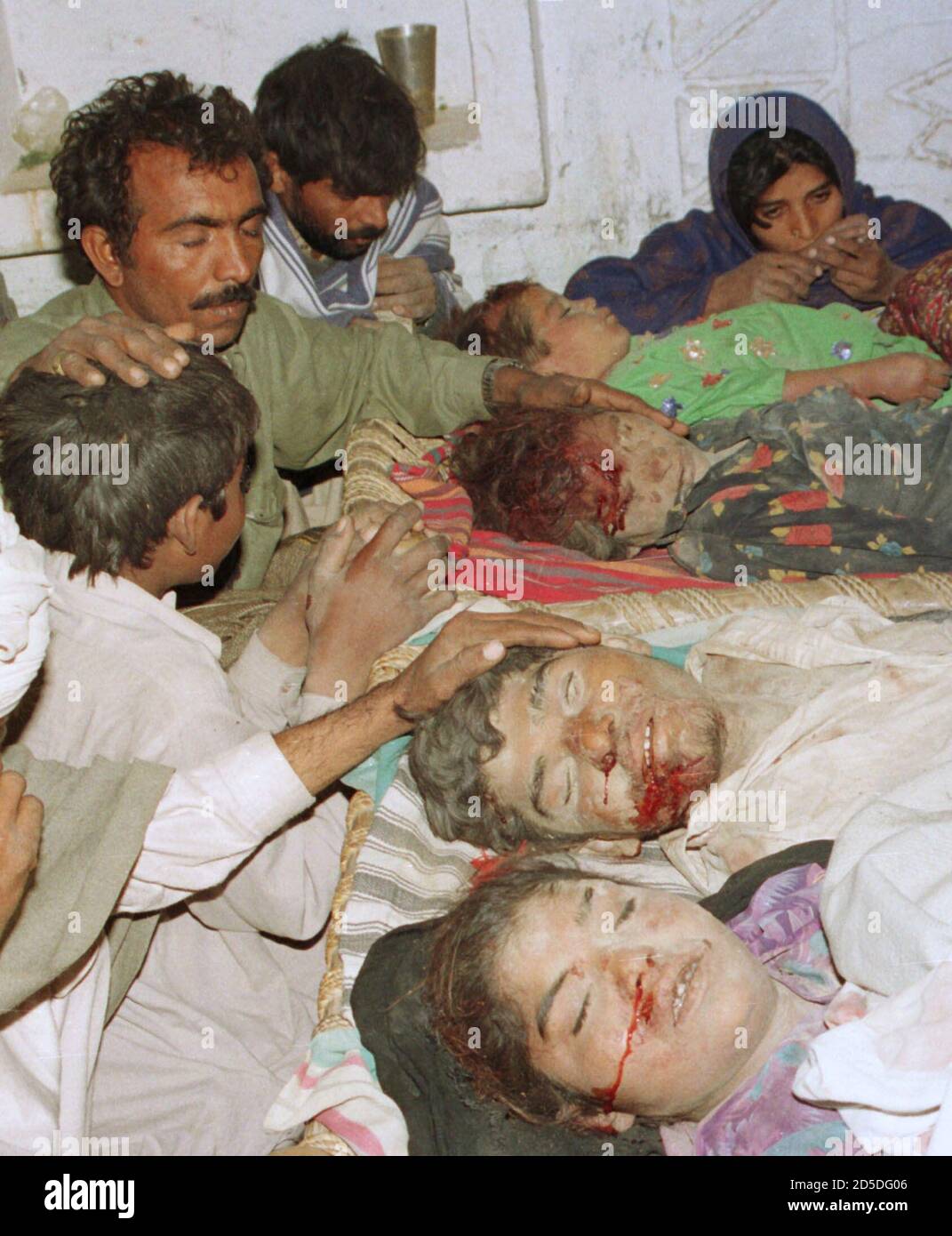 I parenti piangono più di quattro figli di una famiglia, trovati morti nel relitto di case distrutte nella città di Hasilpur 120 km (75 miglia) a sud-est di Multan nella provincia pakistana del Punjab il 30 novembre. Almeno 14 persone sono state uccise e 15 feriti quando circa 350 bombole di gas, ampiamente utilizzate per cucinare e riscaldare, sono esplose dopo un incendio. MP/PB Foto Stock