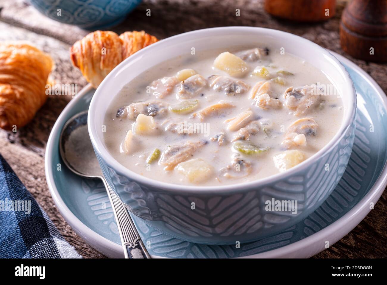 Una ciotola di deliziosa zuppa di vongole del New England con vongole fresche, patate, sedano e crema. Foto Stock