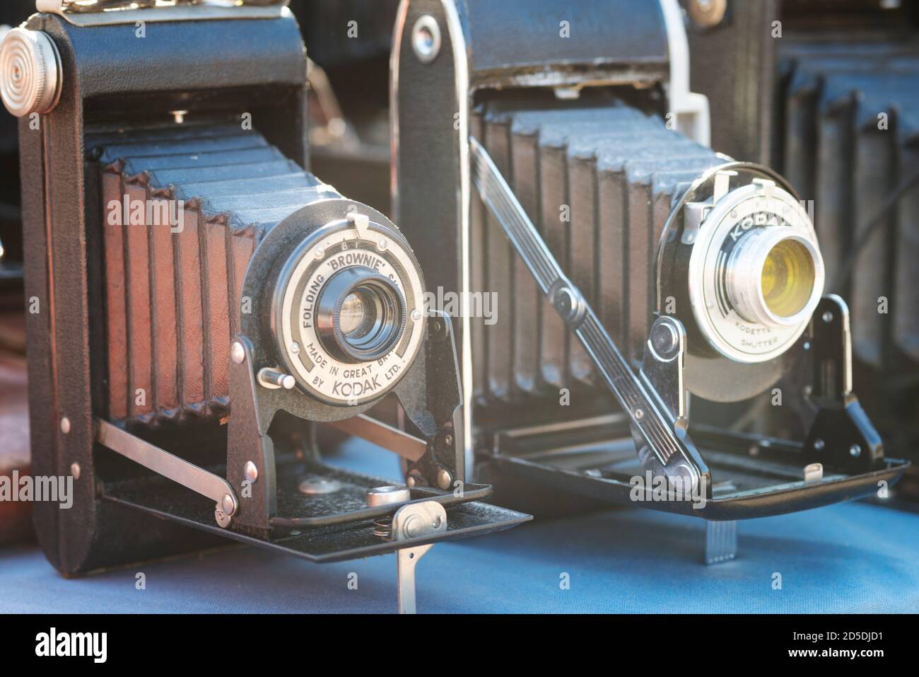 Italia, Lombardia, macchine fotografiche antiquate in vendita al mercato delle pulci Foto Stock