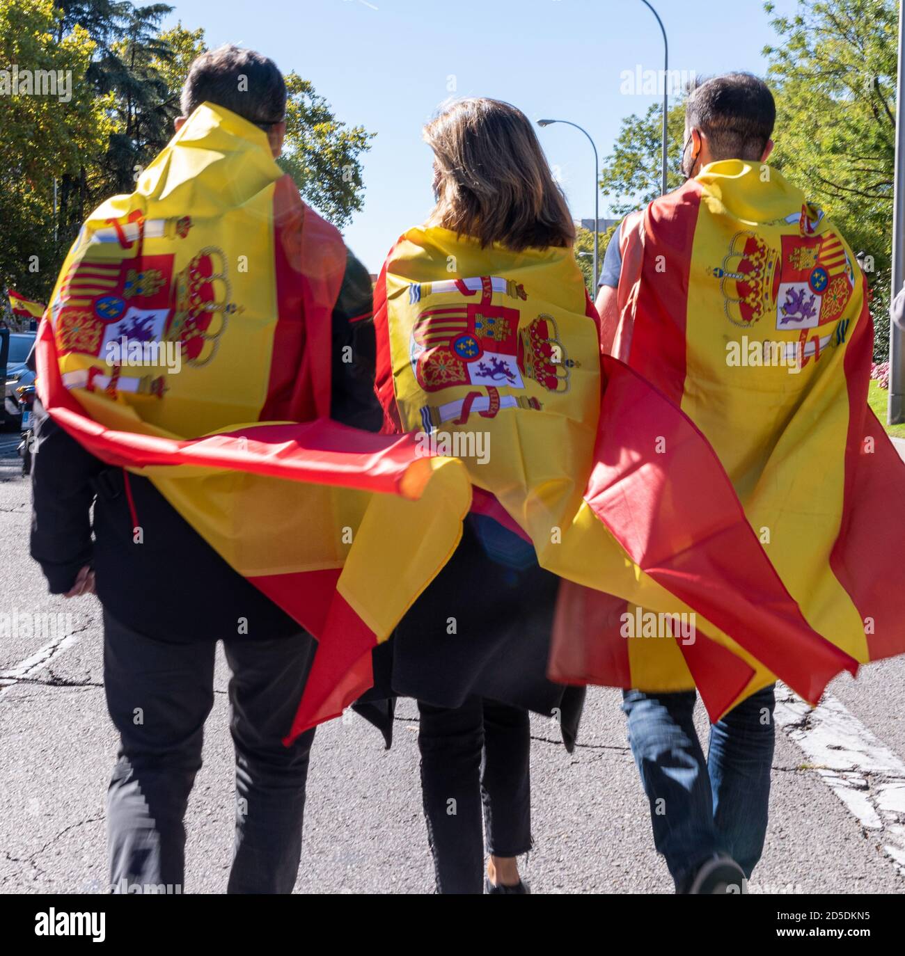 Madrid, Spagna, 12 ottobre 2020. Le persone che indossano bandiere sulle loro spalle quando assistono a una protesta contro la gestione del governo spagnolo dei cisti COVID-19 Foto Stock