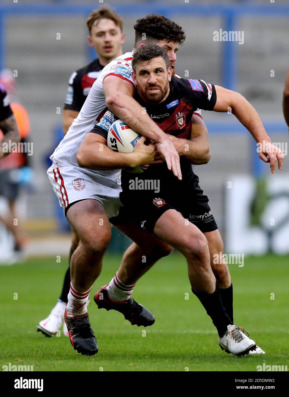 Il Tyrone McCarthy di Salford Red Devils (a destra) è affrontato da Mitch Gartutch Gartutch di Hull KR durante la partita di Betfred Super League allo stadio Halliwell Jones di Warrington. Foto Stock