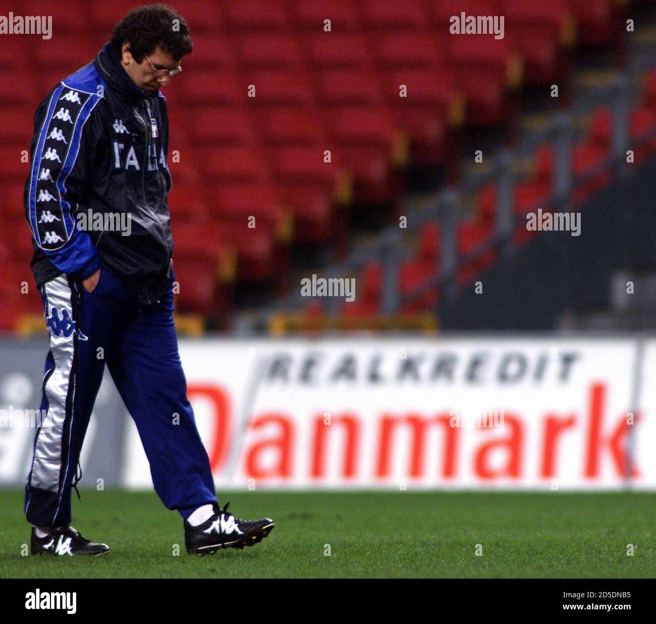 Dino Zoff, allenatore di squadra italiano ed ex portiere nazionale, passa  un cartellone pubblicitario per una società danese durante una pratica per  la nazionale di calcio italiana a Copenhagen nel marzo 26.
