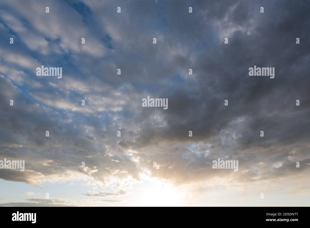 Vista al tramonto con cielo nuvoloso al sole di sera. Foto Stock