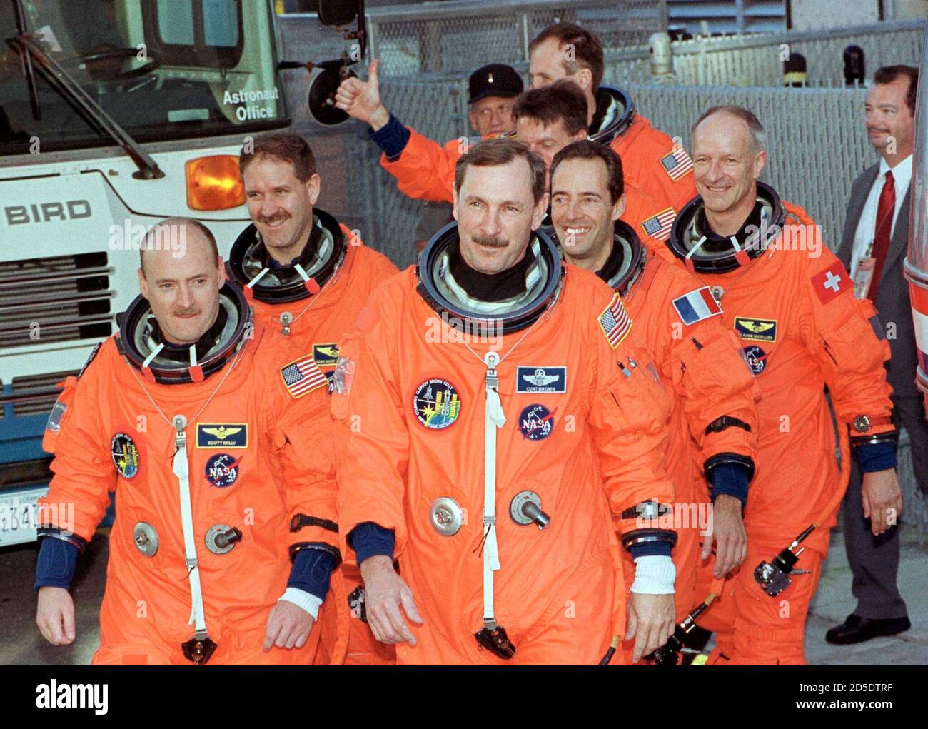 L'equipaggio dello space shuttle Discovery's Mission STS-103 parte dai quartieri dell'equipaggio per il lancio del pad 39B dicembre 19. In senso orario da sinistra a destra si trovano il pilota Scott Kelly, John Grunsfeld, il comandante della missione Curtis Brown, Jean-Francois Clervoy di Francia, Claude Nicollier di Svizzera e oscurati sullo sfondo sono Michael Foale e Steven Smith. KER/RC Foto Stock