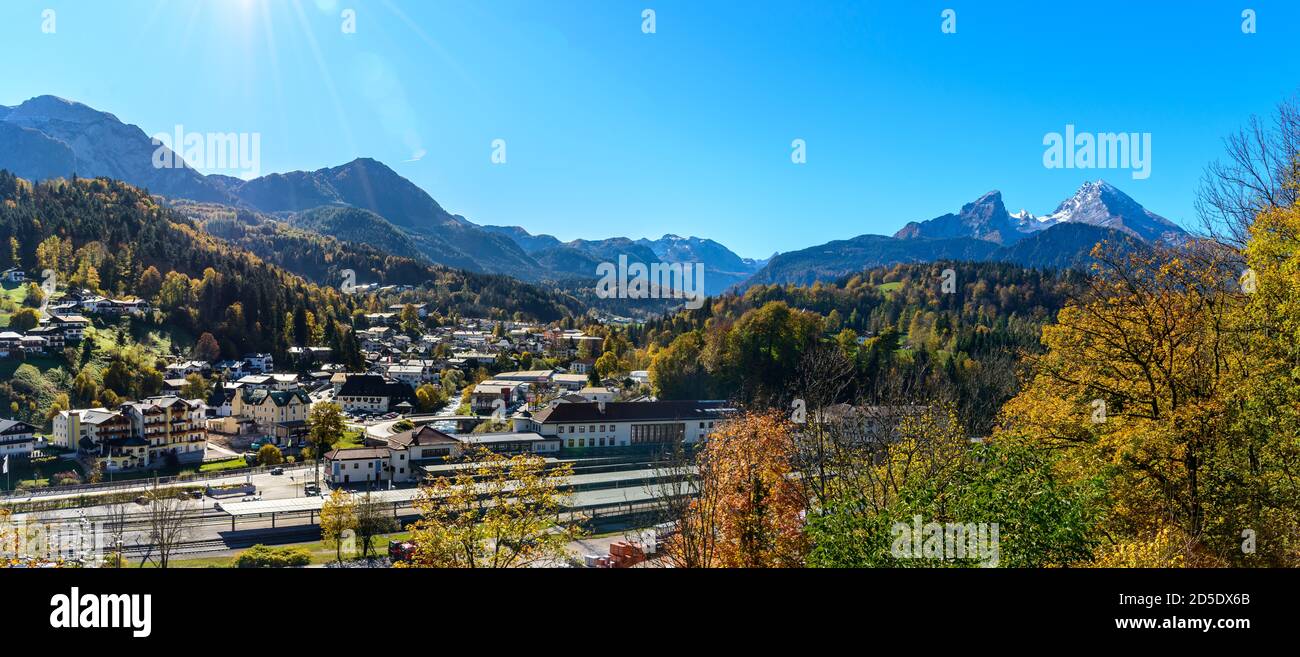 Vista sulla montagna di Watzmann, Alpi montagne in Berchtesgarden dal lago Konigssee (Koenigssee, Konigsee) in autunno. Baviera, Baviera, Germania Foto Stock
