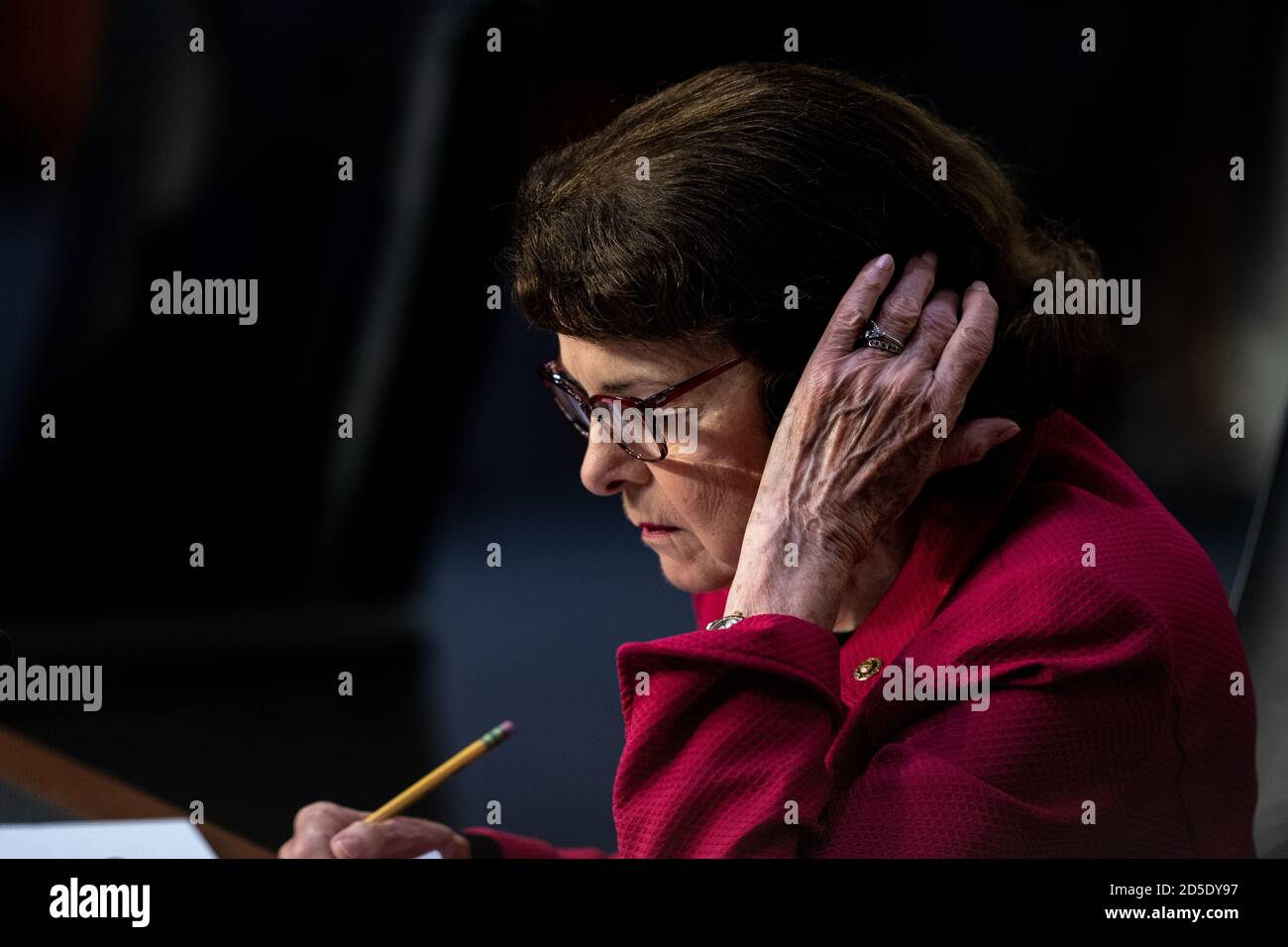 La senatrice degli Stati Uniti Dianne Feinstein (Democratica della California), membro della classifica, Comitato giudiziario del Senato degli Stati Uniti partecipa all'audizione di conferma del Senato del giudice Amy Coney Barrett alla Corte Suprema di Capitol Hill a Washington, DC il 13 ottobre 2020. Credit: Erin Schaff/Pool via CNP /MediaPunch Foto Stock
