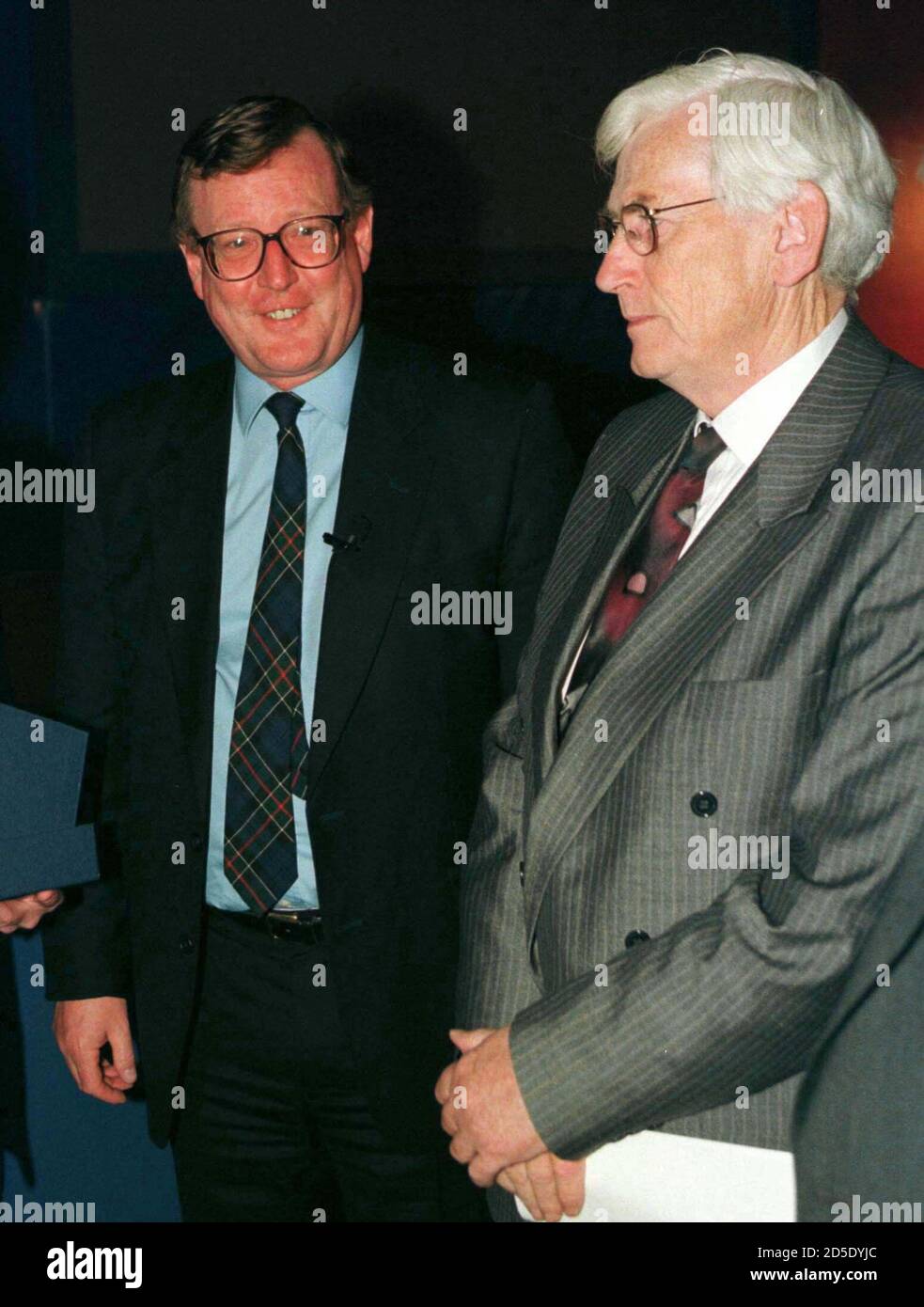 Il leader dell'assemblea dell'Irlanda del Nord David Trimble (L) sorride all'inizio di ottobre 16 dopo essere stato insignito del Premio Nobel per la pace 1998 per gli sforzi volti a porre fine a 30 anni di spargimento di sangue nella provincia. A destra è Seamus Mallon, vice leader del Partito socialdemocratico e laburista il cui leader, John Hume, ha condiviso il premio con Trimble. I due uomini erano a Denver per una conferenza d'affari. RTW/WS Foto Stock