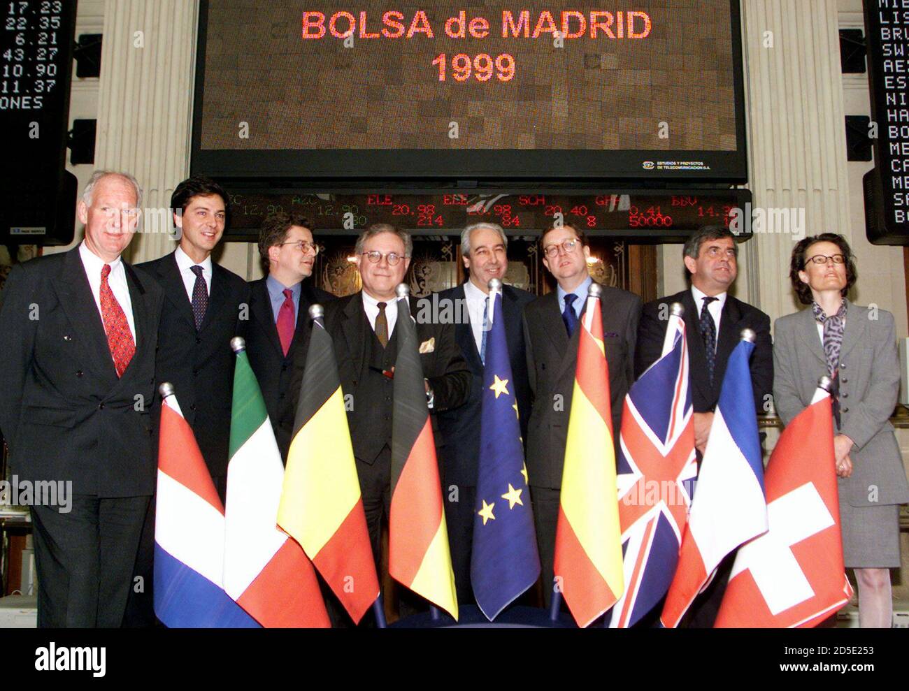 I presidenti di otto borse europee si pongono alla Borsa di Madrid il 4  maggio dopo la firma di un memorandum d'intesa per creare un'alleanza  europea che amplierà il legame esistente tra