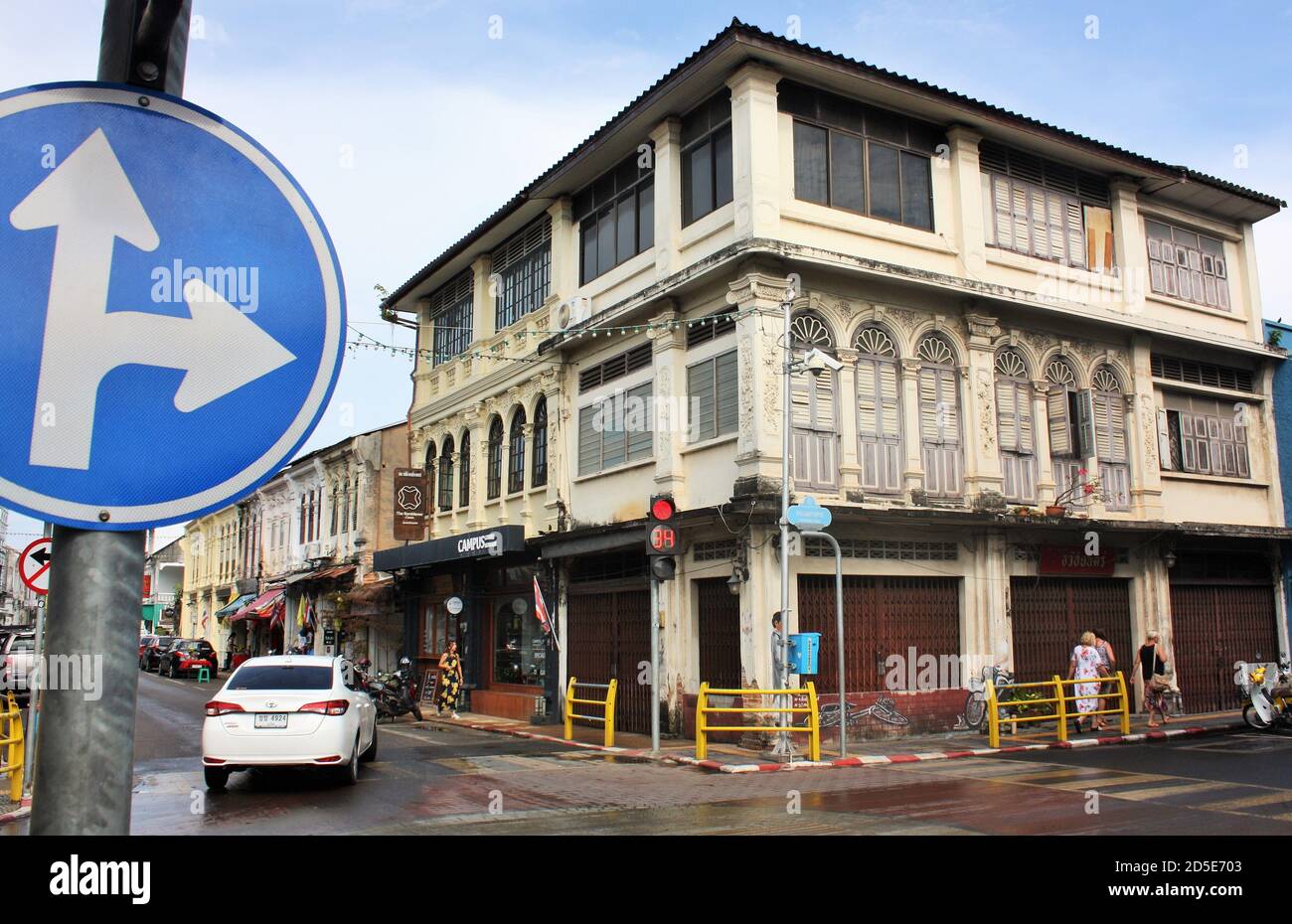 Angolo di strada con architettura sino Portoghese, architettura sino coloniale e segnaletica stradale a Phuket Town, Thailandia Foto Stock