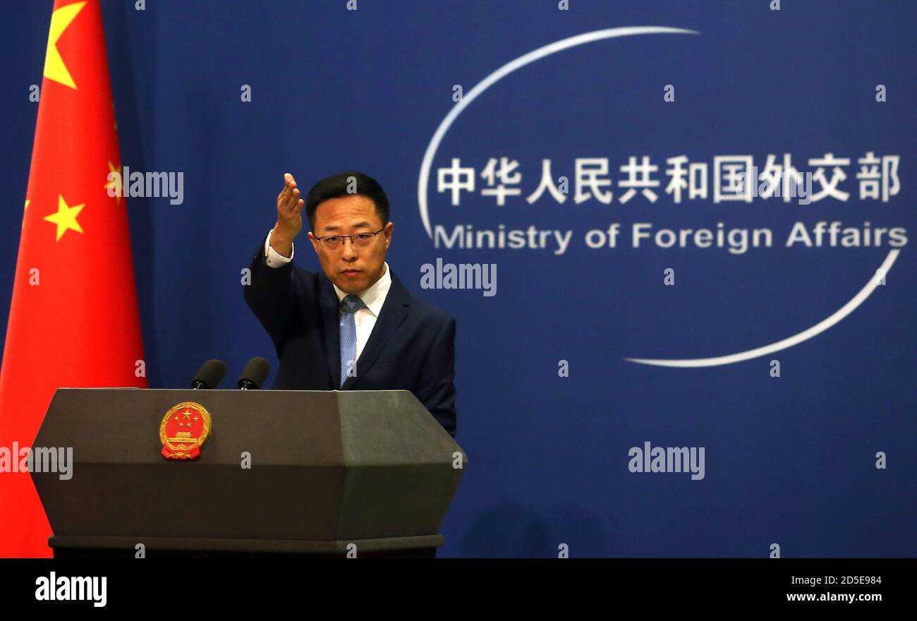 Pechino, Cina. 13 ottobre 2020. Il portavoce del Ministero degli Esteri cinese Zhao Lijian tiene a Pechino una conferenza stampa con giornalisti nazionali e stranieri martedì 13 ottobre 2020. Zhao ammonì gli Stati Uniti per la sua interferenza a Taiwan, Hong Kong e Xinjiang, nonché per aver attaccato gli Stati Uniti per aver continuato a etichettare il coronavirus come "China influenza". Foto di Stephen Shaver/UPI Credit: UPI/Alamy Live News Foto Stock