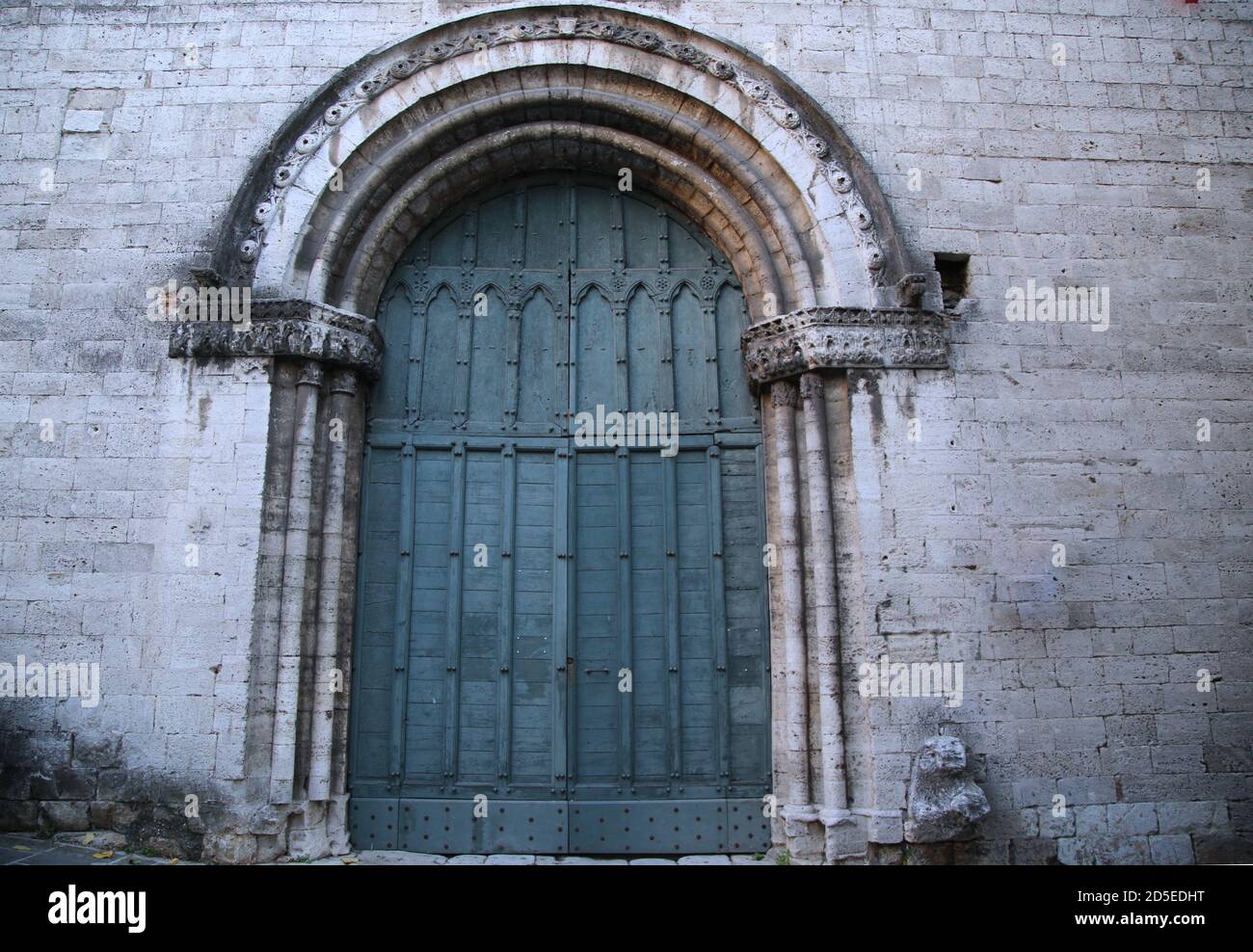 Vecchia porta di un palazzo nella città medievale di Narni Foto Stock