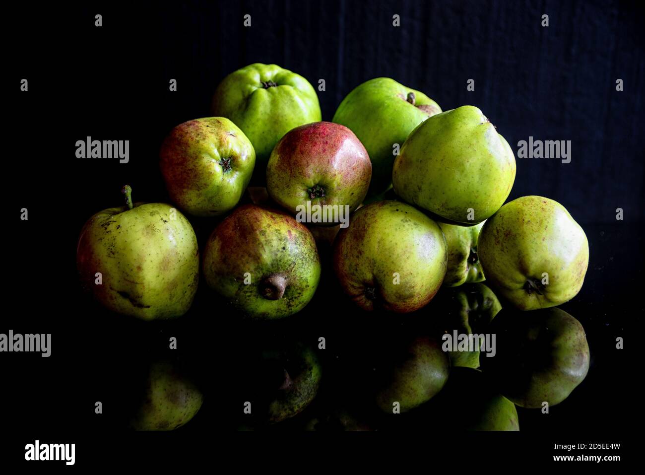 Una pila di mele da cucina Foto Stock
