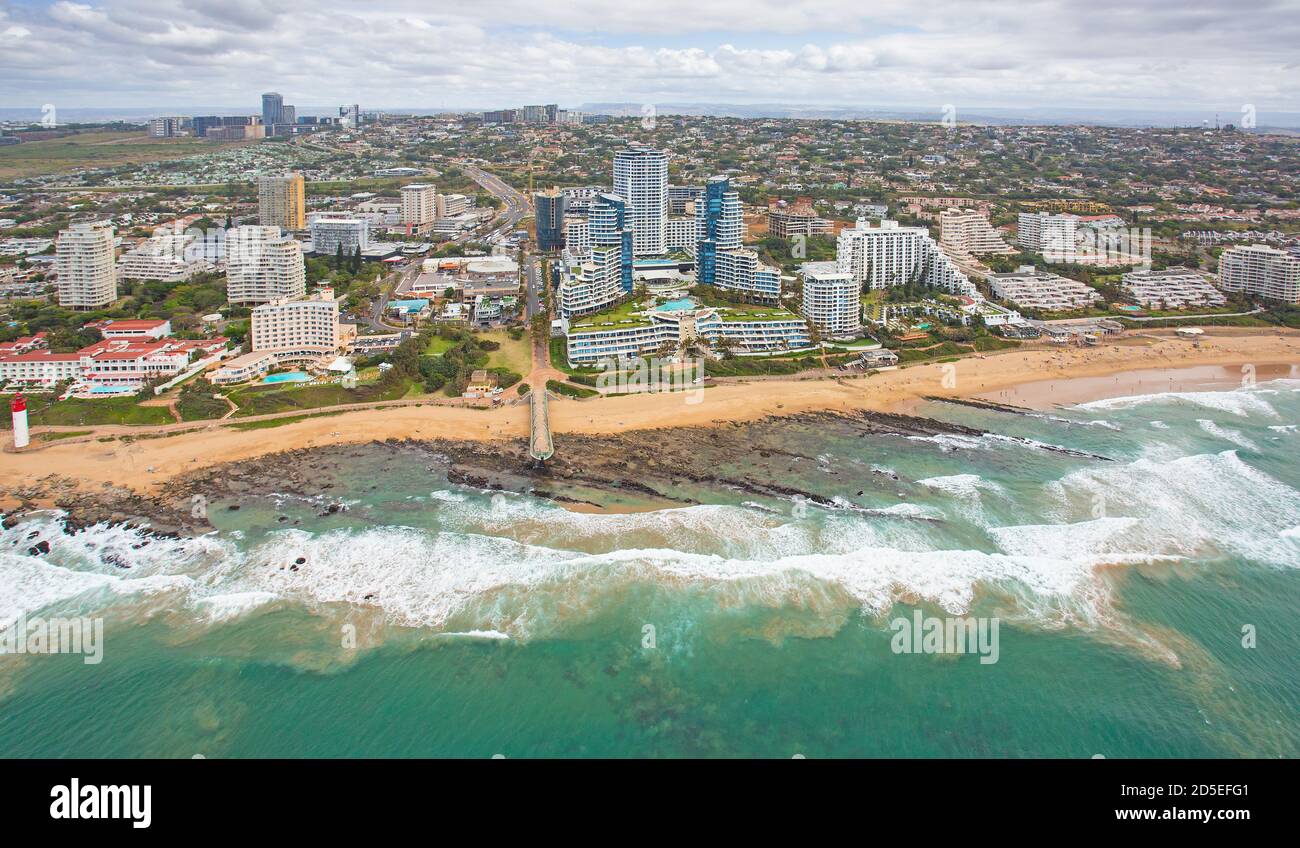 Durban, Kwa-Zulu Natal / Sudafrica - 09/30/2020: Foto aerea di Umhlanga Rocks molo fronte mare e faro, timeshare Foto Stock