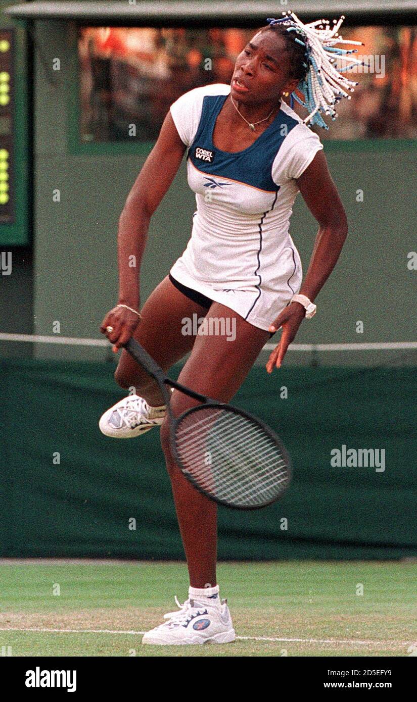 Venus Williams degli Stati Uniti serve a Barbara Schett dell'Austria  durante la loro partita ai campionati di tennis di Wimbledon il 25 giugno.  Williams, che ha registrato ufficiosamente il servizio femminile più
