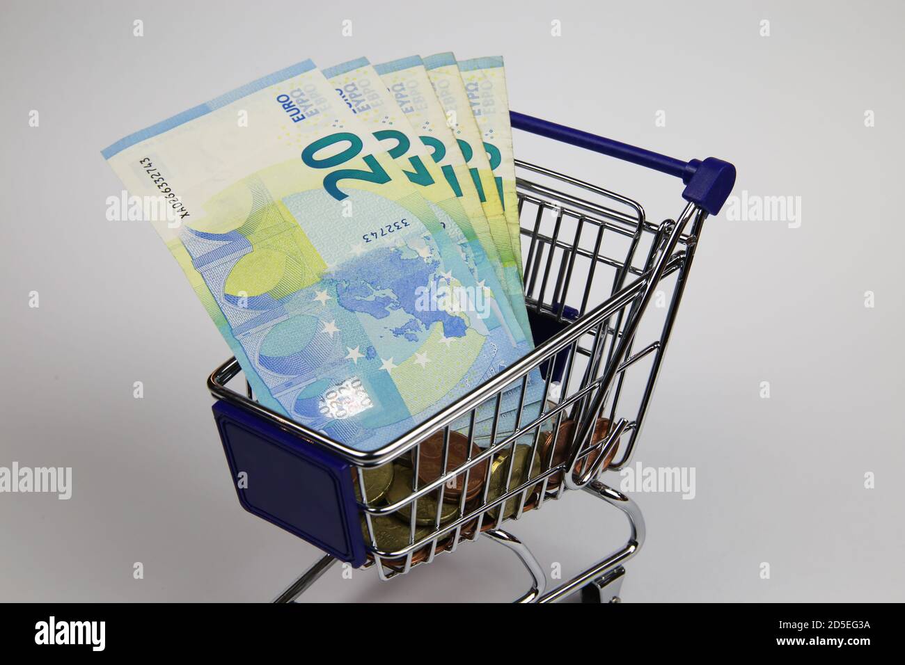 Visualizza su carrello isolato modell con banconote in euro, fondo bianco vuoto - potere d'acquisto e concetto di prodotto nazionale lordo Foto Stock