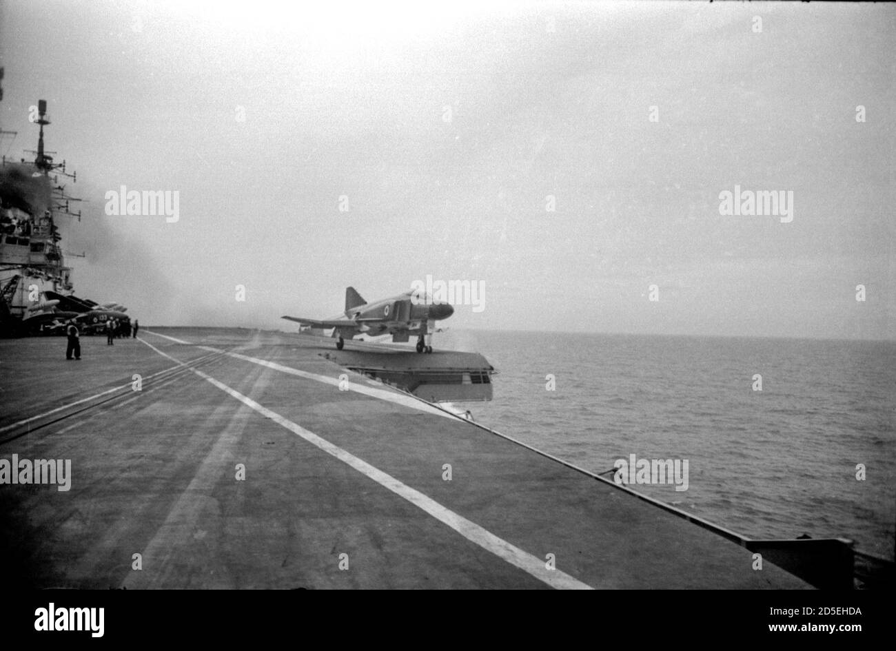 Il Royal Navy Phantom F-4K in prove sull'aeromobile Vettore HMS Eagle nel giugno 1969 Foto Stock