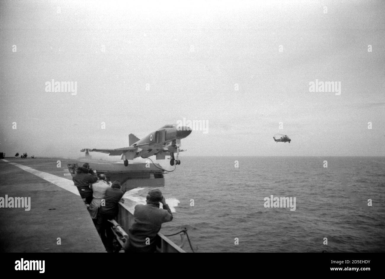 Il Royal Navy Phantom F-4K in prove sull'aeromobile Vettore HMS Eagle nel giugno 1969 Foto Stock