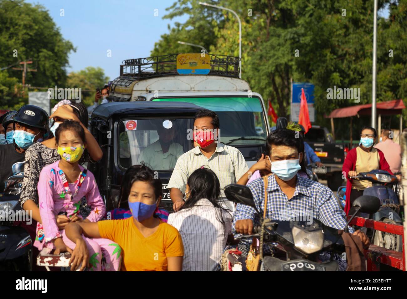 Mandalay, Myanmar. 8 Settembre 2020. Un uomo indossa una maschera con un segno del campionato nazionale per la democrazia su di esso.le elezioni generali del 2020 Myanmar si svolgeranno l'8 novembre. Credit: Kaung Zaw Hein/SOPA Images/ZUMA Wire/Alamy Live News Foto Stock