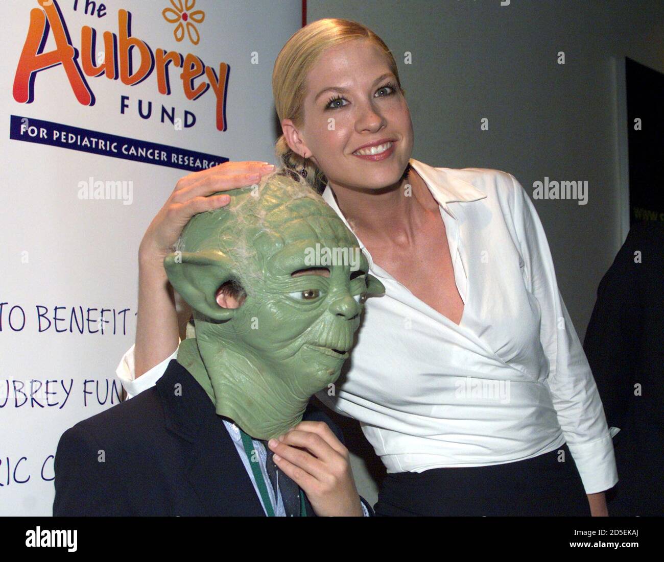L'attrice Jenna Elfman si pone con un bambino che indossa una maschera 'Yoda'  quando arrivano