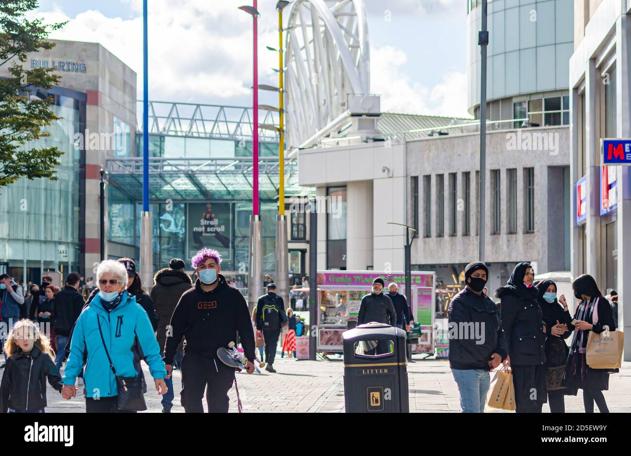 Folle di persone che indossano maschere in Birmingham City Centre AS la città e il paese vanno in un'altra serie di più severe misure di blocco Foto Stock