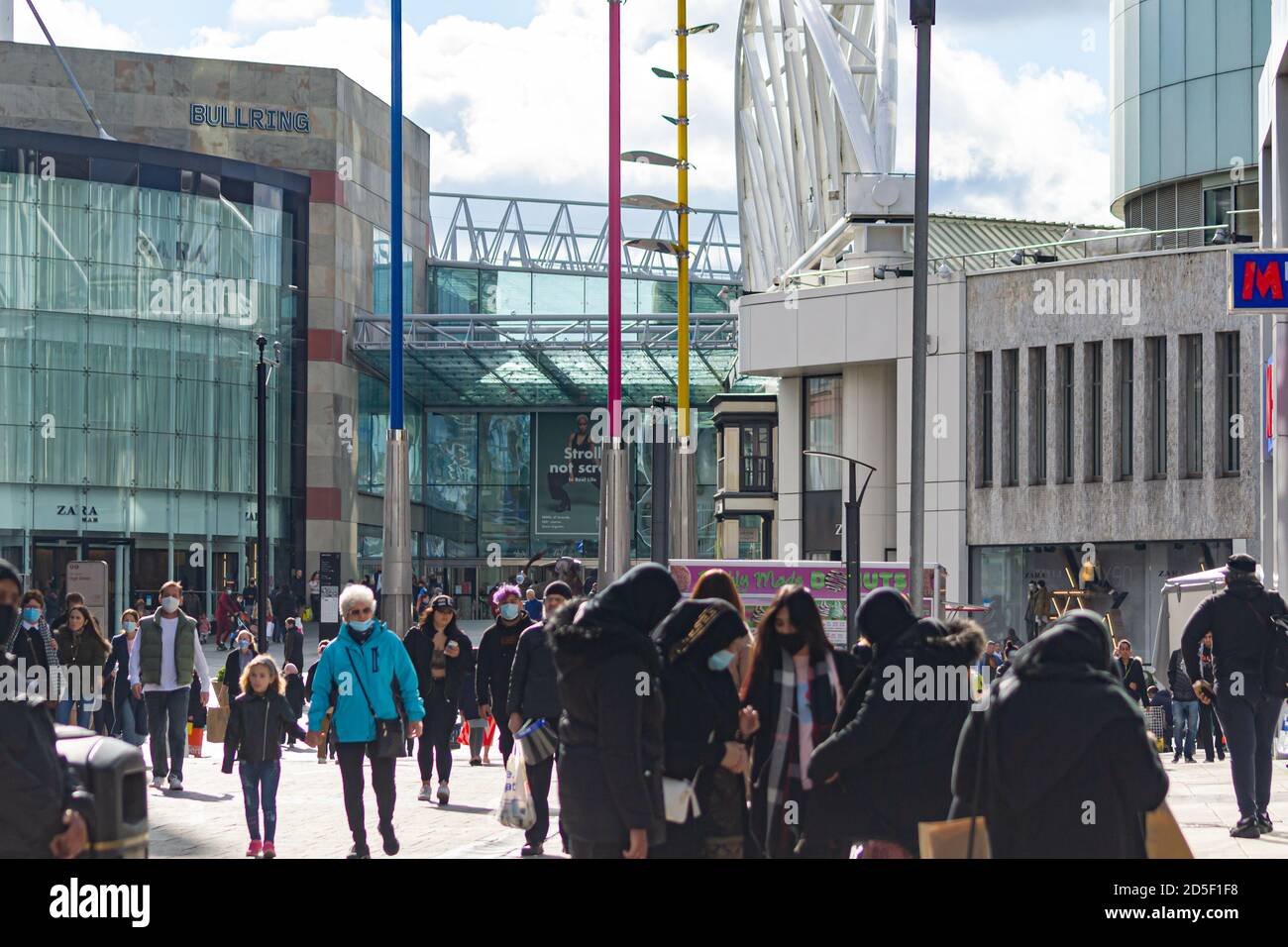 Folle di persone che indossano maschere in Birmingham City Centre AS la città e il paese vanno in un'altra serie di più severe misure di blocco Foto Stock