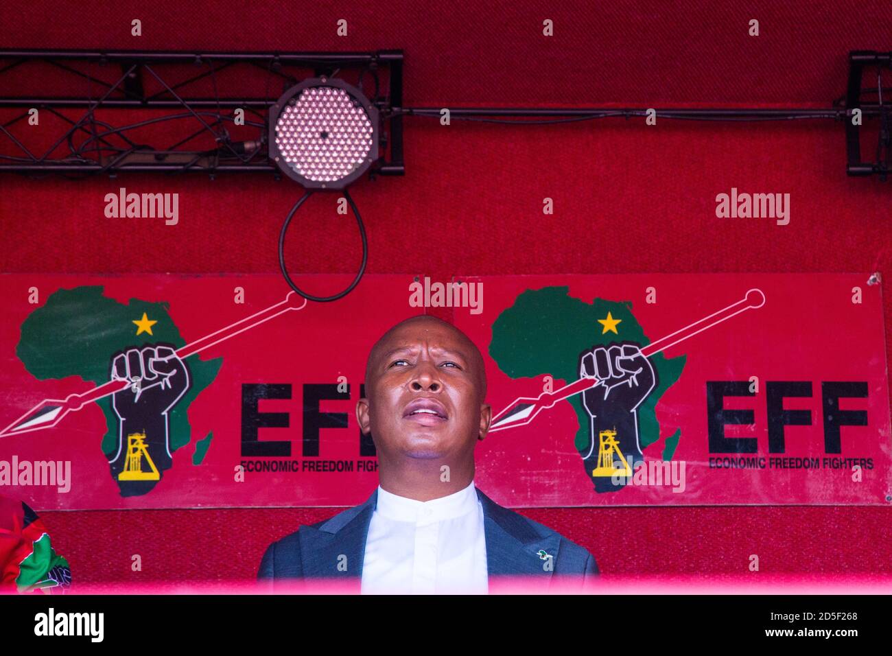 Julius Malema visto fuori della corte dei magistrati di Randburg. Julius Malema, leader dei combattenti per la libertà economica (EFF), e Mbuyiseni Ndlozi, deputato del partito, sono apparsi in tribunale per rispondere alle accuse di aver aggredito un colonnello di polizia all'icona della lotta Winnie-Madikizela-Mandela nel 2018. Foto Stock