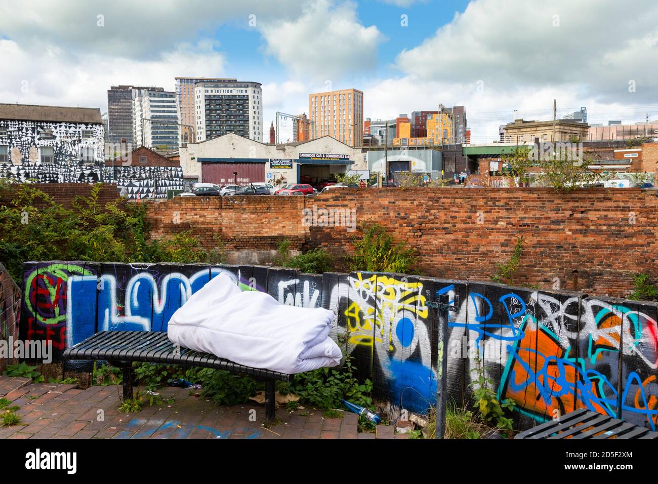 Graffiti e cucciolata a sinistra nella città di Birmingham, Regno Unito Foto Stock