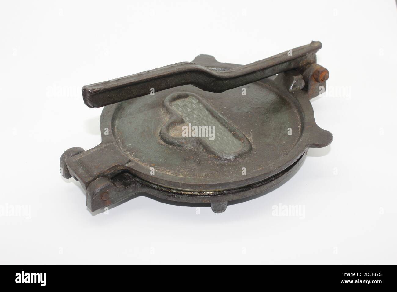 Una foto di vecchio e usato produttore di roti su bianco sfondo Foto Stock