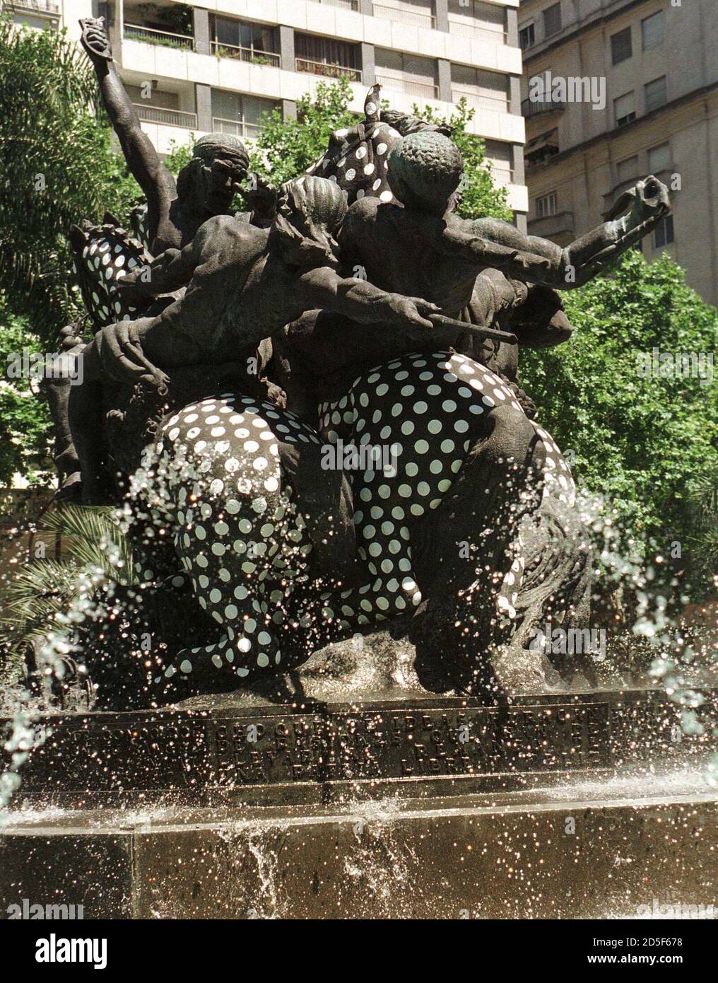 Il monumento chiamato 'El Entrevero' dello scultore uruguayano Jose Belloni  (1882-1965) appare coperto da cerchi di adesivi bianchi come un'opera  plastica dell'artista dell'Uruguay Diego Masi, dicembre 18. I parenti di  Belloni avvieranno