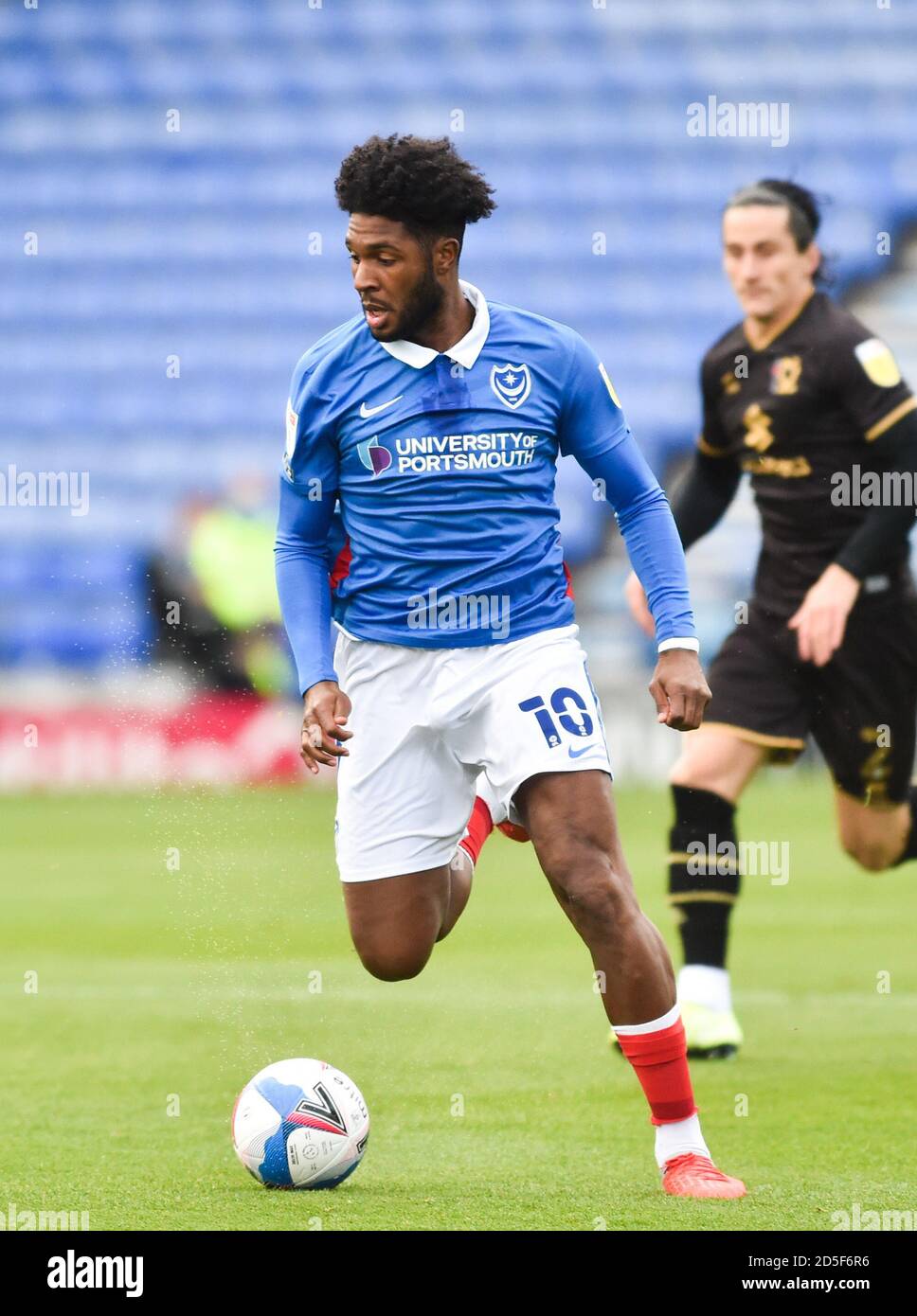 Ellis Harrison di Portsmouth durante la partita di League One tra Portsmouth e MK Dons a Fratton Park , Portsmouth , UK - 10 ottobre 2020 solo per uso editoriale. Nessuna merchandising. Per le immagini di calcio si applicano restrizioni fa e Premier League inc. Nessun utilizzo di Internet/mobile senza licenza FAPL - per i dettagli contattare Football Dataco Foto Stock