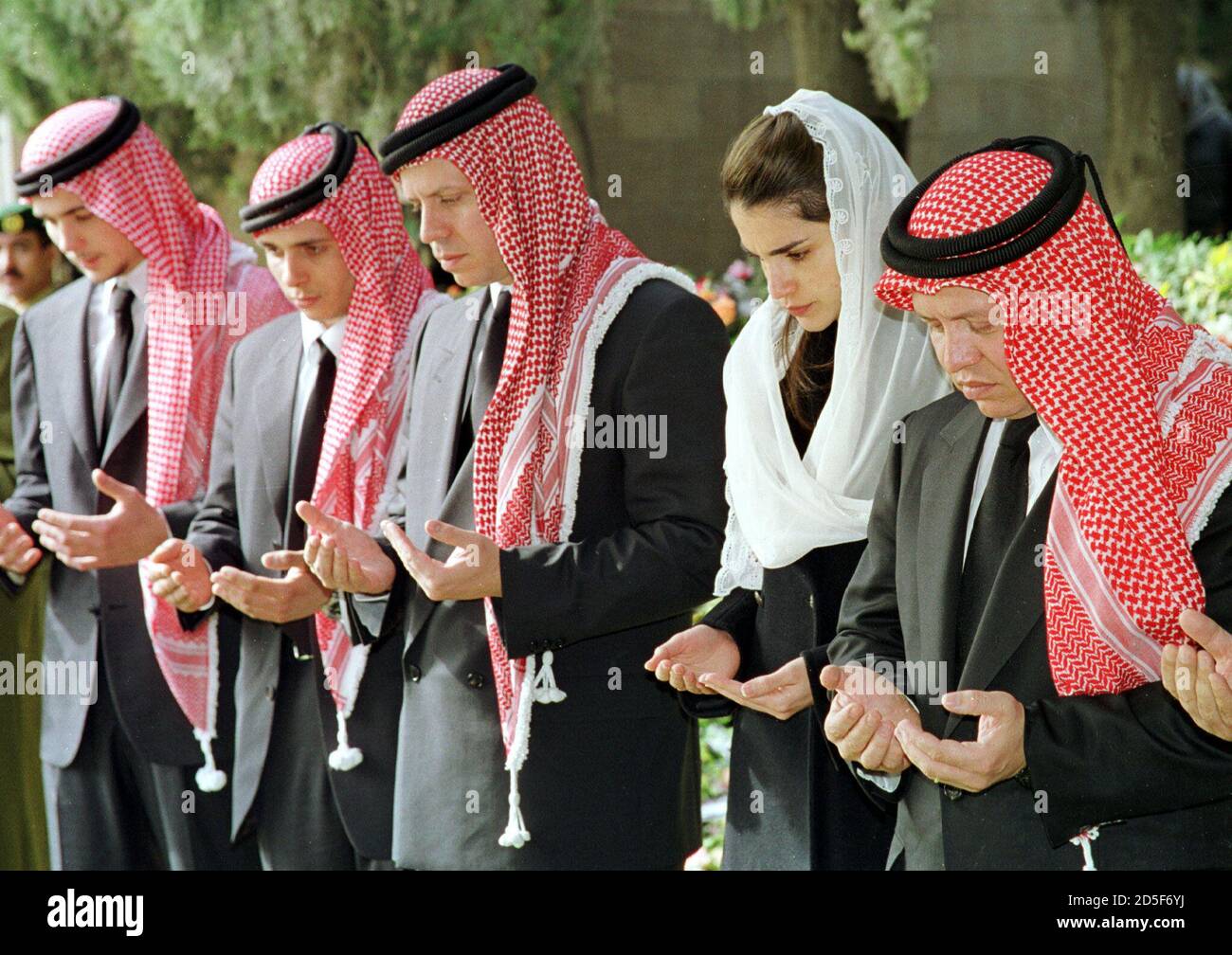Famiglia reale di Giordania (R-L) Re di Giordania Abdullah, sua moglie  Principessa Rania, suo fratello Principe Faisel, principe ereditario Hamza  e figlio più giovane della regina Noor Principe Hashem pregano sul defunto