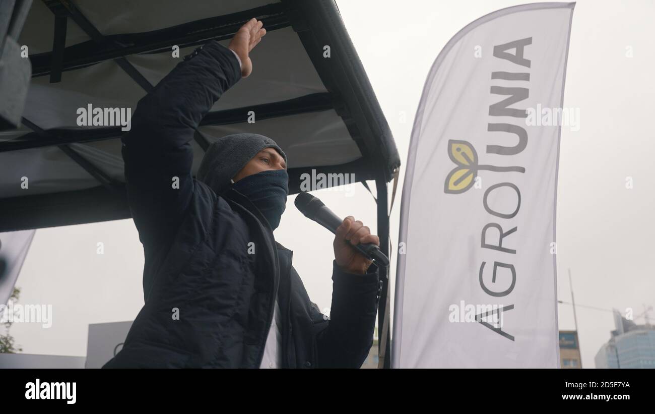 Varsavia, Polonia 13.10.2020 - protesta degli agricoltori Michal Kolodziejczak presidente di Agro Unia. Foto di alta qualità Foto Stock