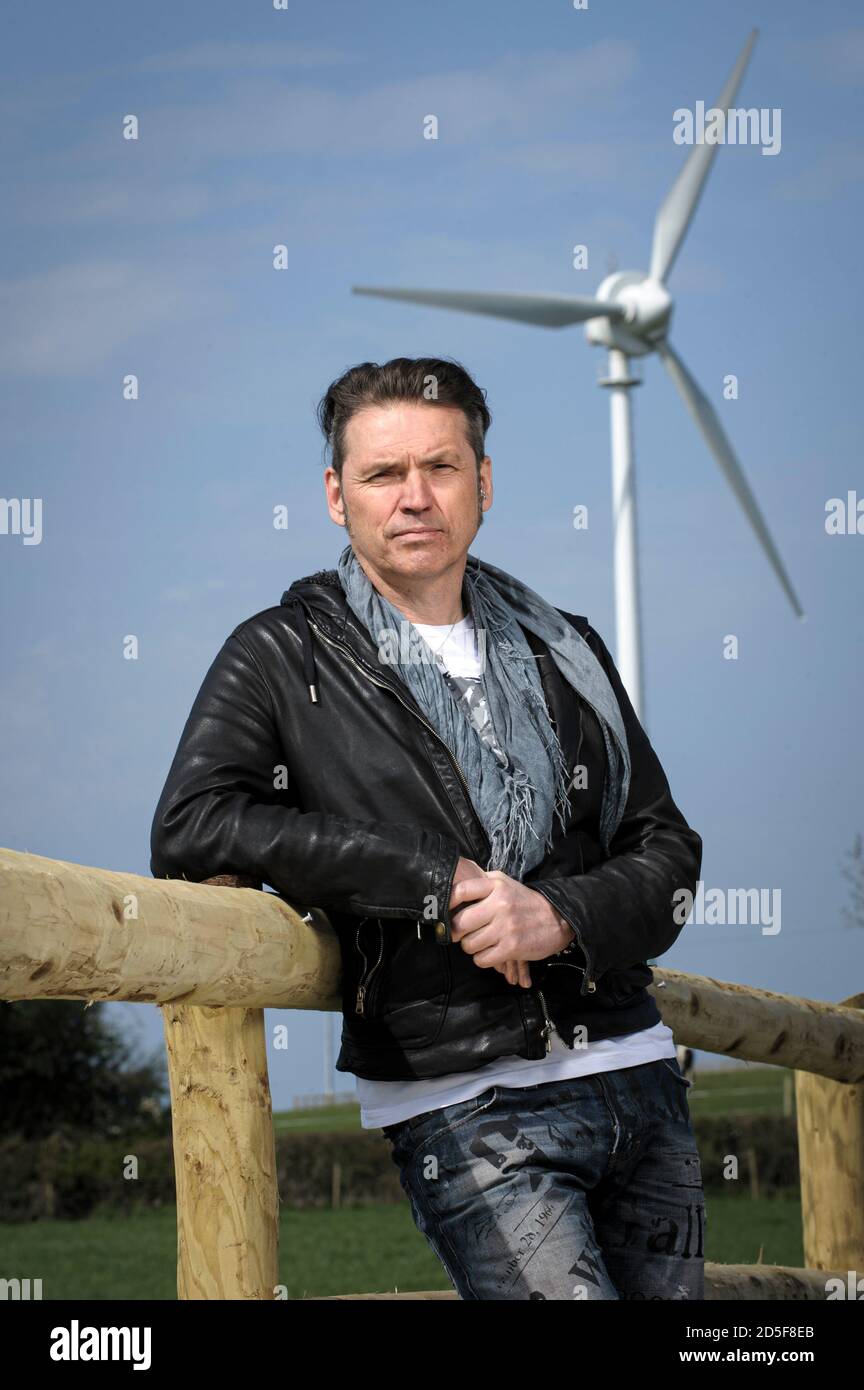 Dale vince OBE fondatore di Ecotricity la prima azienda mondiale di energia verde ha raffigurato una delle sue turbine eoliche a Stoud, dove ha sede l'azienda. Foto Stock