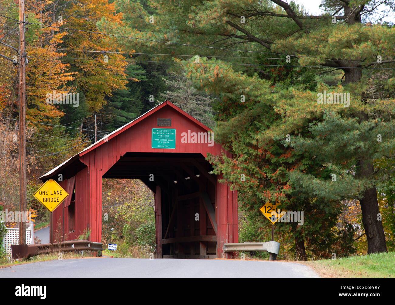 Il ponte coperto inferiore sul Cox Brook a Northfield Falls, Vermont (1872), Stati Uniti Foto Stock
