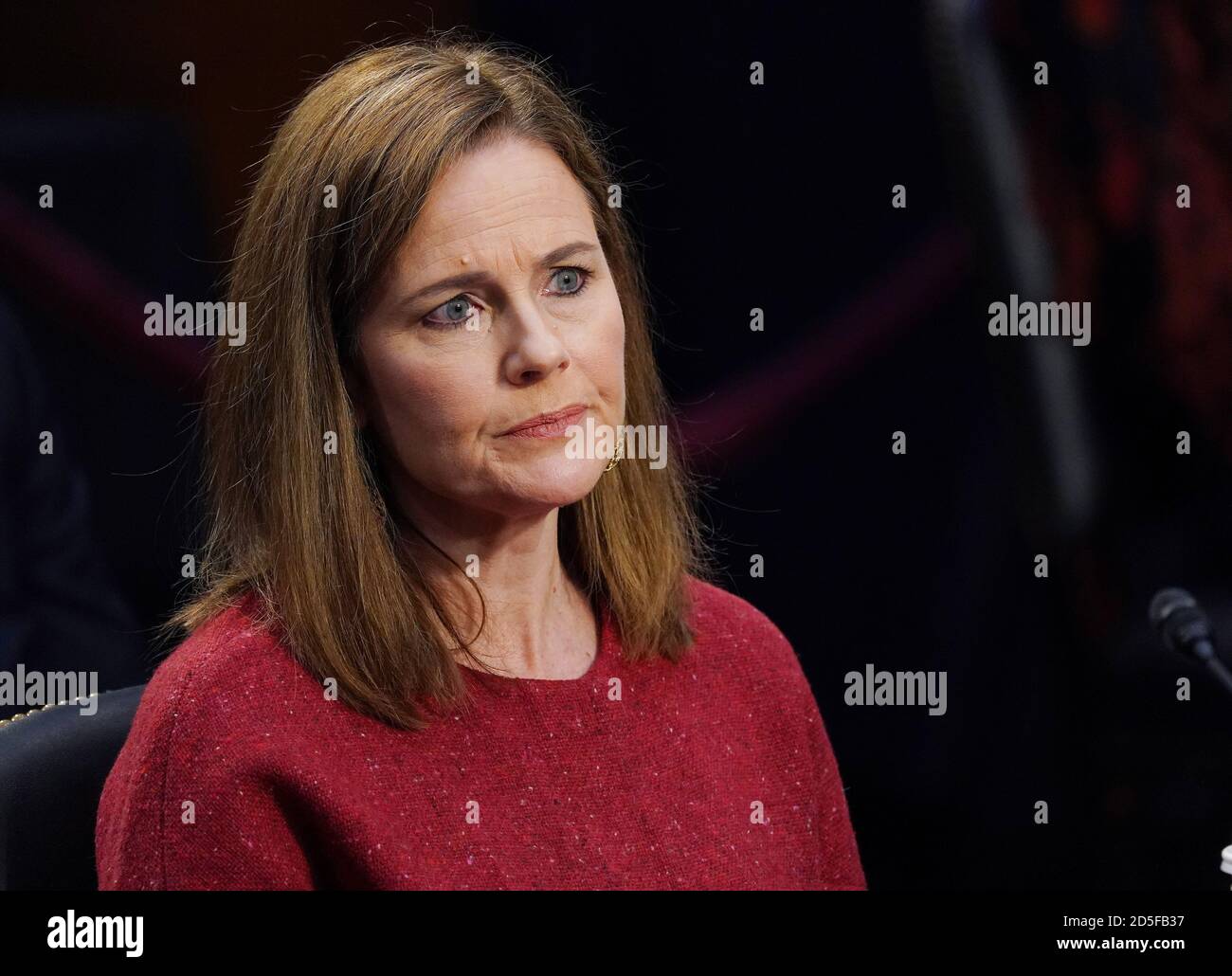 Washington, Stati Uniti. 13 ottobre 2020. Il giudice Amy Coney Barrett appare davanti al Comitato giudiziario del Senato il giorno due delle sue audizioni di conferma per diventare una Giustizia associata della Corte Suprema degli Stati Uniti, su Capitol Hill a Washington, DC martedì 13 ottobre 2020. Le audizioni dovrebbero durare quattro giorni. Se confermato, Barrett sostituirà Justice Ruth Bader Ginsburg, morto il mese scorso. Foto di Kevin Dietsch/UPI Credit: UPI/Alamy Live News Foto Stock