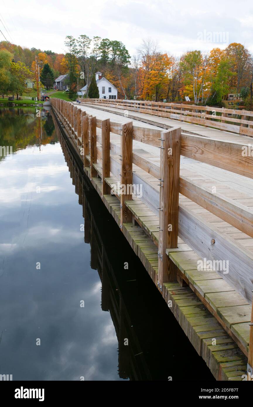 Il ponte galleggiante (1820) sul lago Sunset a Brookfield, Vermont. L'unico ponte galleggiante del New England, USA Foto Stock