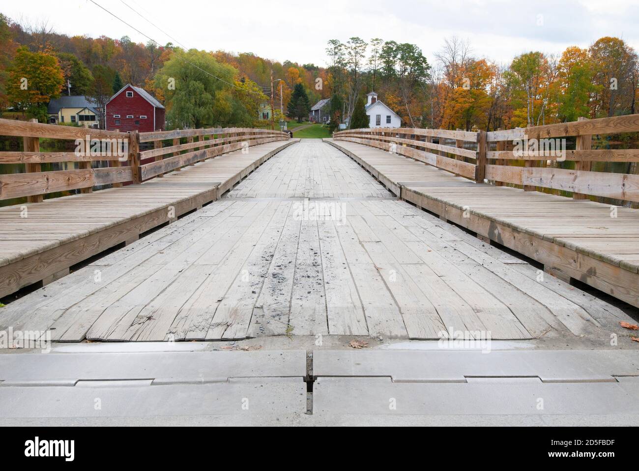 Il ponte galleggiante (1820) sul lago Sunset a Brookfield, Vermont. L'unico ponte galleggiante del New England, USA Foto Stock