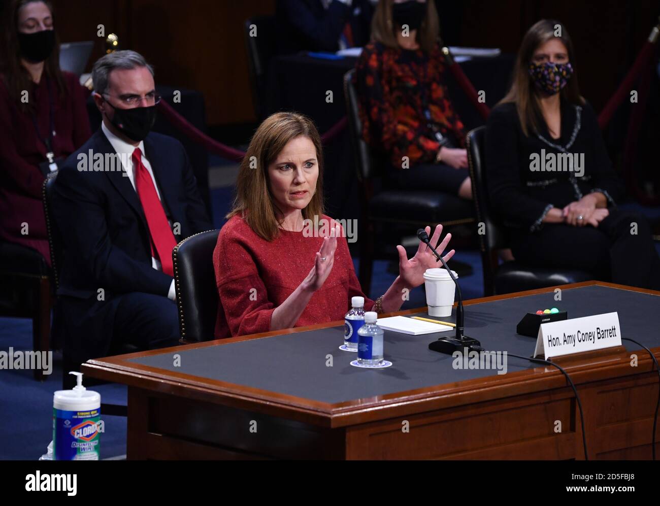 Washington, Stati Uniti. 13 ottobre 2020. Il giudice Amy Coney Barrett appare davanti al Comitato giudiziario del Senato il giorno due delle sue audizioni di conferma per diventare una Giustizia associata della Corte Suprema degli Stati Uniti, su Capitol Hill a Washington, DC martedì 13 ottobre 2020. Le audizioni dovrebbero durare quattro giorni. Se confermato, Barrett sostituirà Justice Ruth Bader Ginsburg, morto il mese scorso. Foto di Kevin Dietsch/UPI Credit: UPI/Alamy Live News Foto Stock