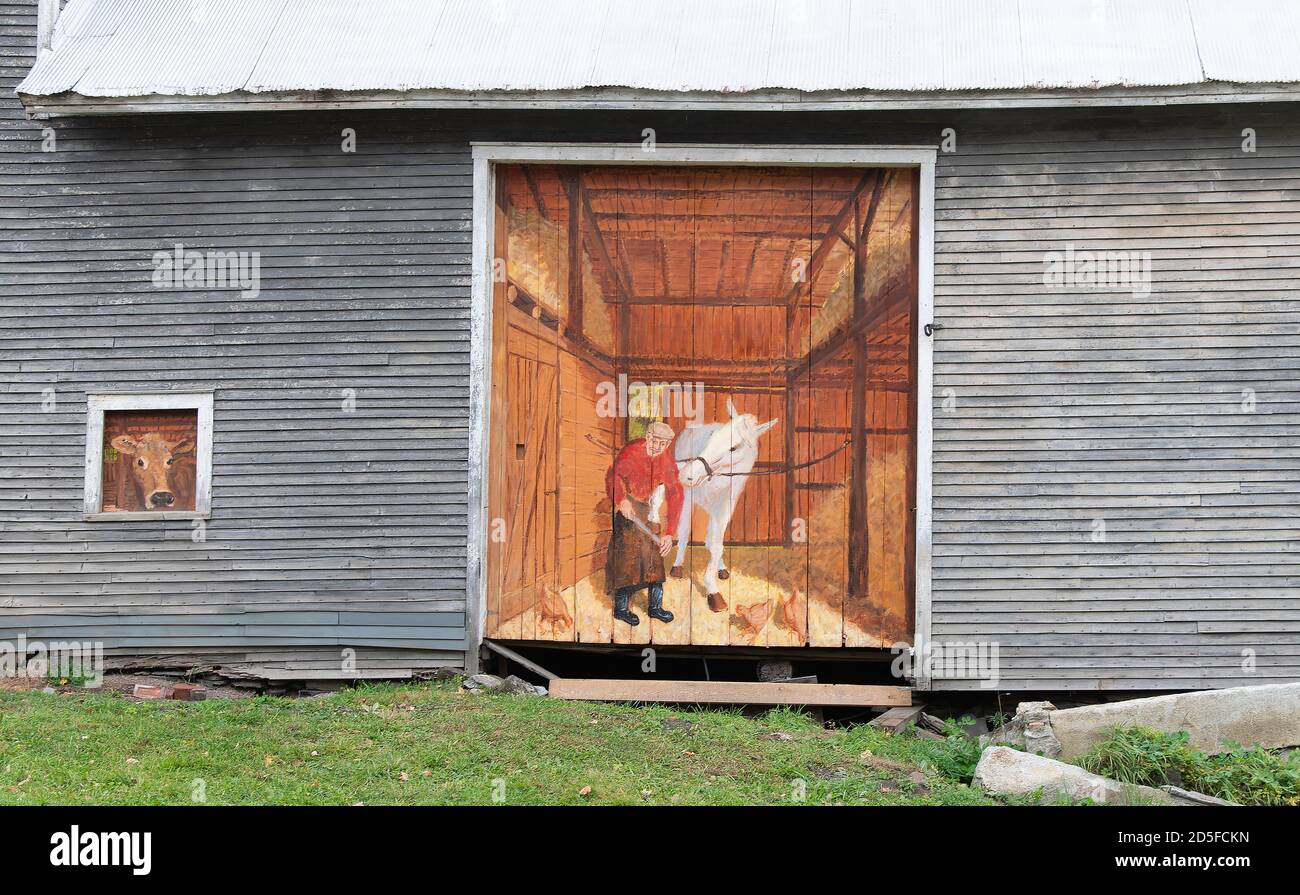 Un dipinto su una porta fienile e finestra lungo Rt. 65 a Brookfield, Vermont, USA Foto Stock
